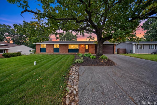 3376 S COMMERCE RD, COMMERCE TOWNSHIP, MI 48390 - Image 4e01b7982e9f358bce7b70f76c817383/2728943577