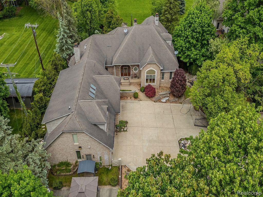 901 SPRING Drive