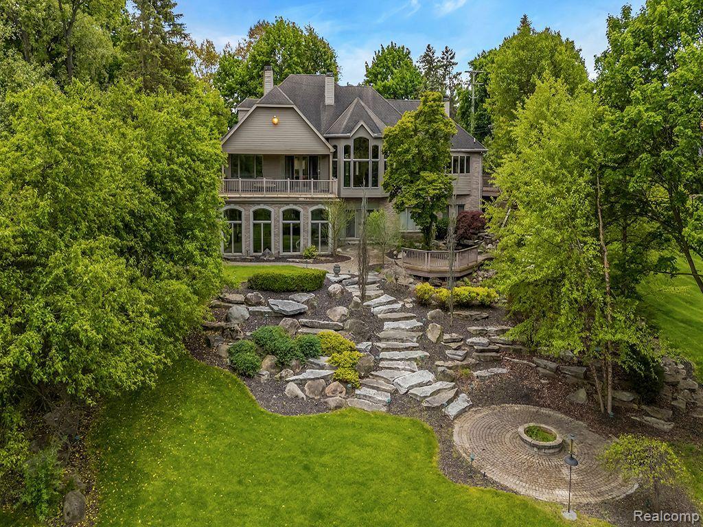 901 SPRING Drive