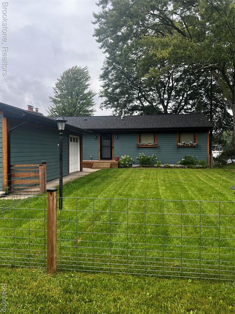 1922 Lake Pointe Dr Brandon Charter Township MI 48462