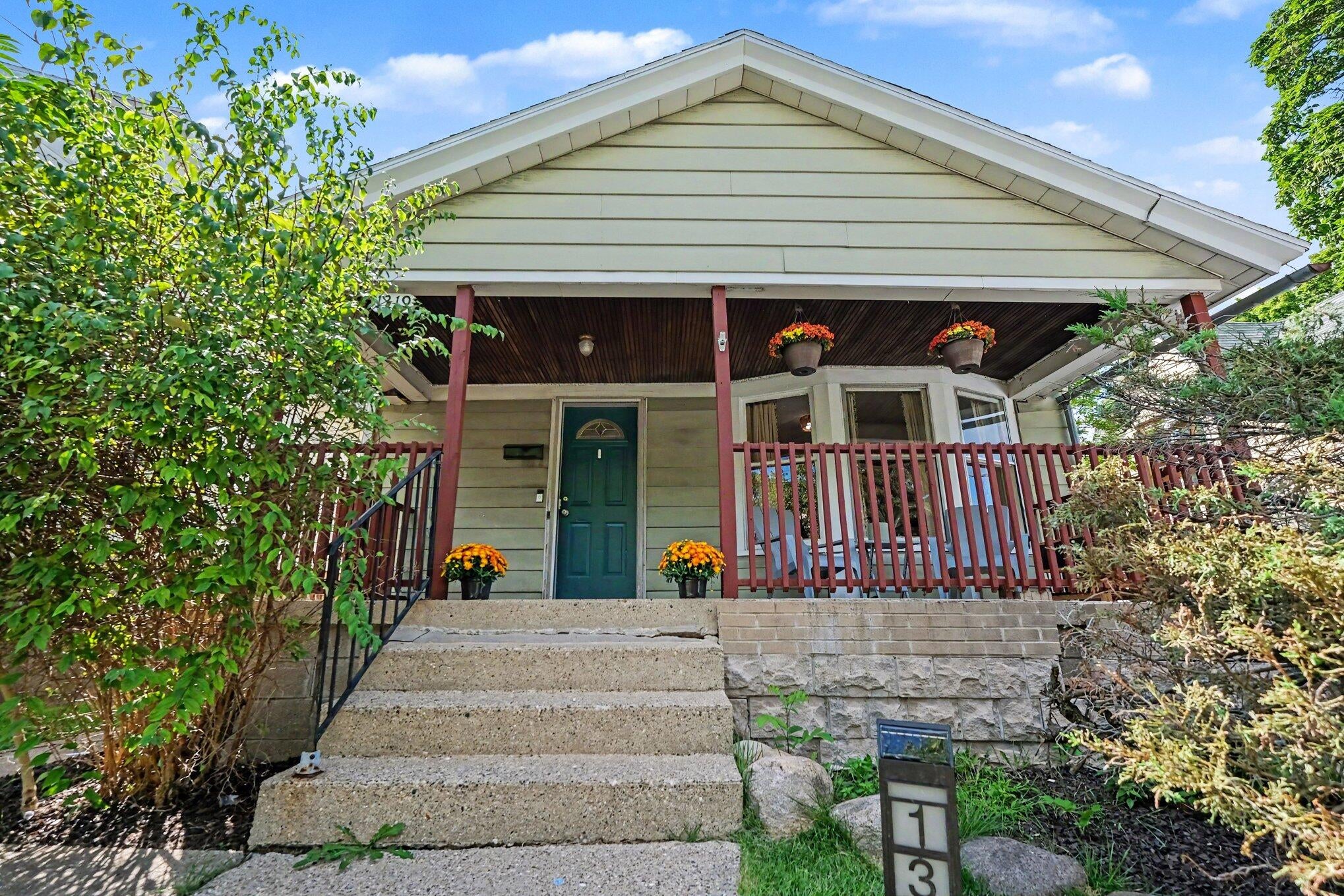 1319 N Avenue NE