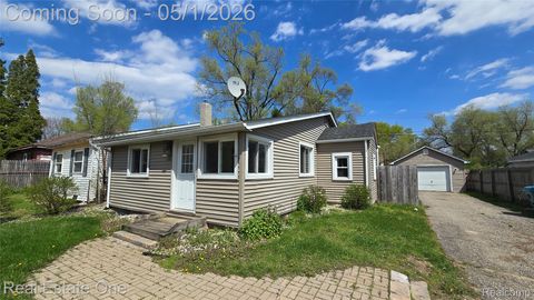 Photo of 3148 Woodlawn Street, Commerce Charter Township, MI 48390 (MLS # 20261028741)