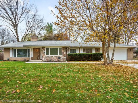 28626 SUNSET Boulevard W Lathrup Village City MI 48076