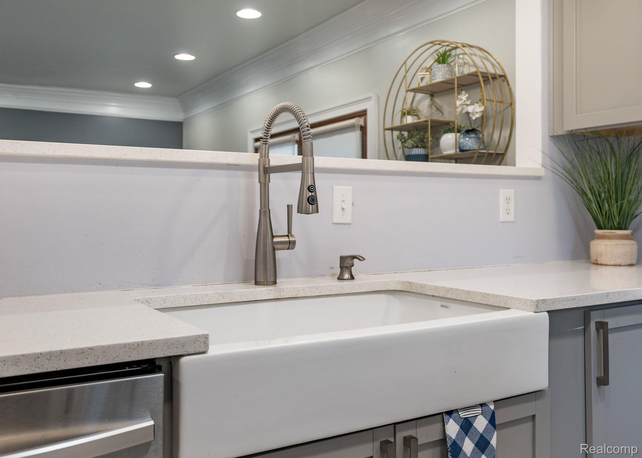 Royal Oak City, Michigan 48073, United States, 4 Bedrooms Bedrooms, ,2 BathroomsBathrooms,Residential,Active,156581