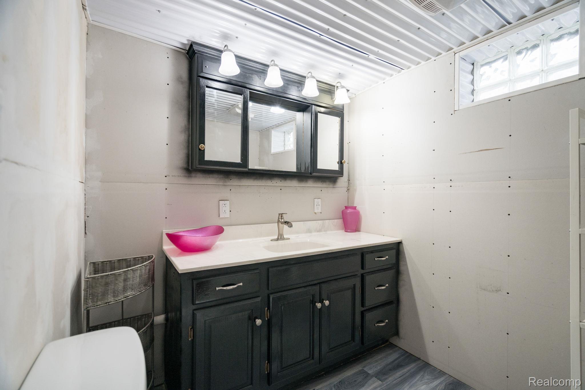 Royal Oak City, Michigan 48073, United States, 4 Bedrooms Bedrooms, ,2 BathroomsBathrooms,Residential,Active,156581