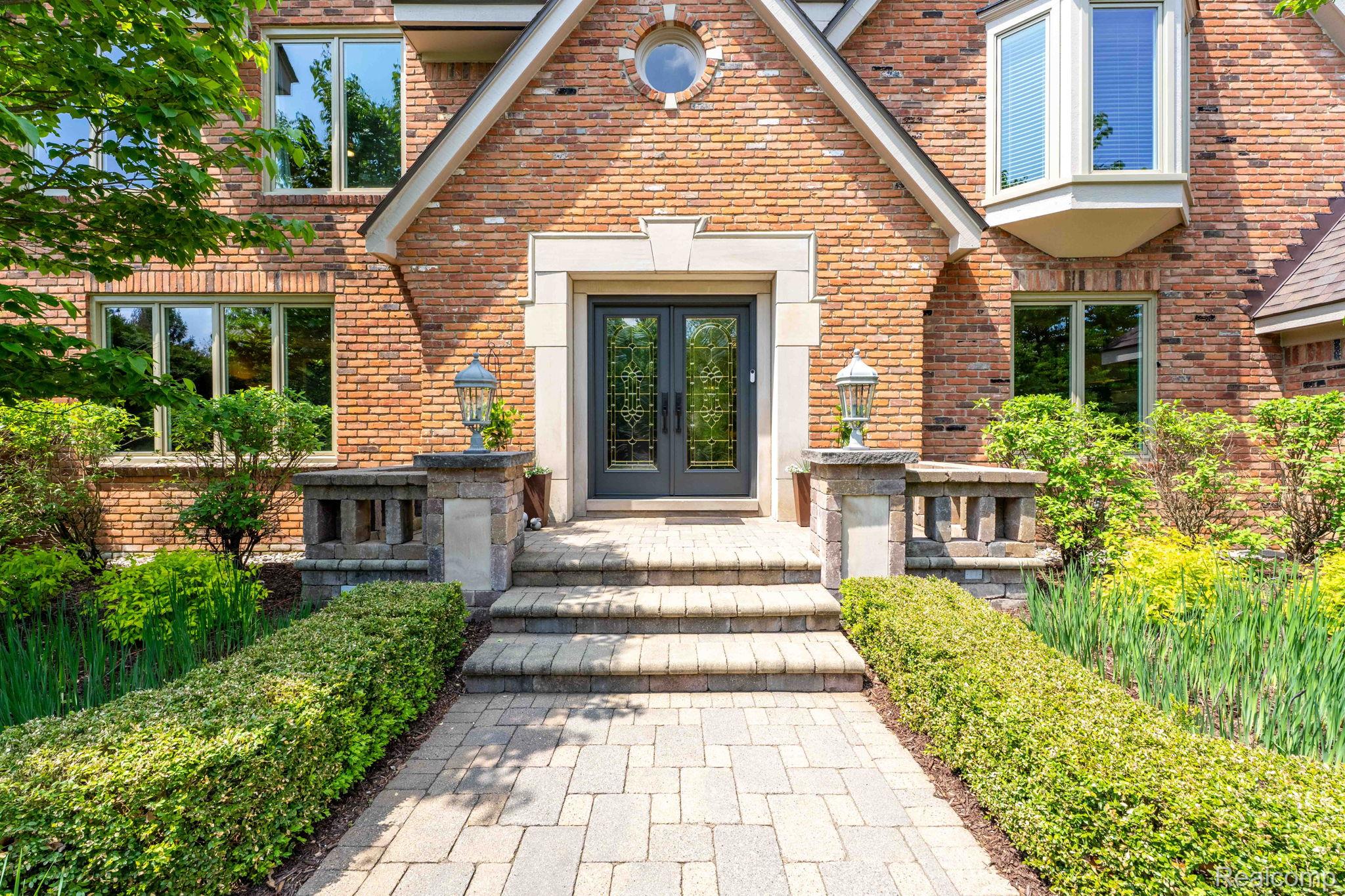121 Grosse Pines Drive