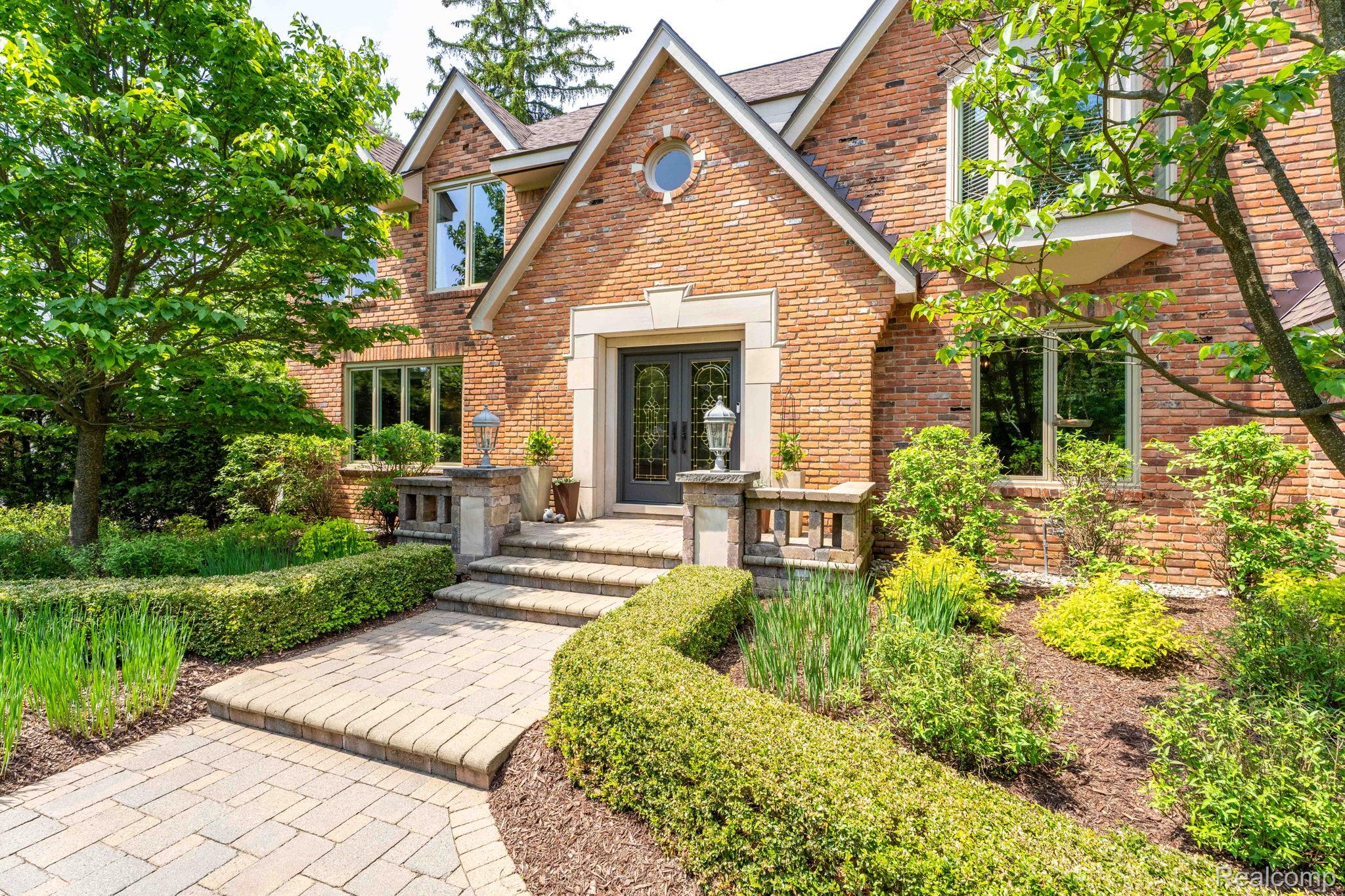 121 Grosse Pines Drive