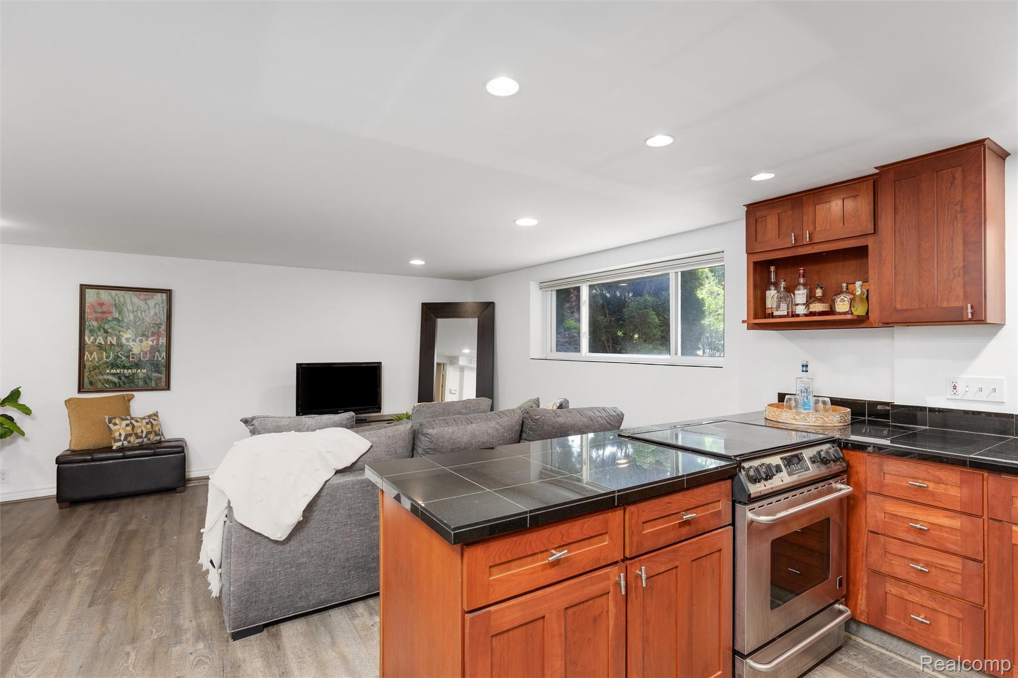 450 Oak Avenue 100