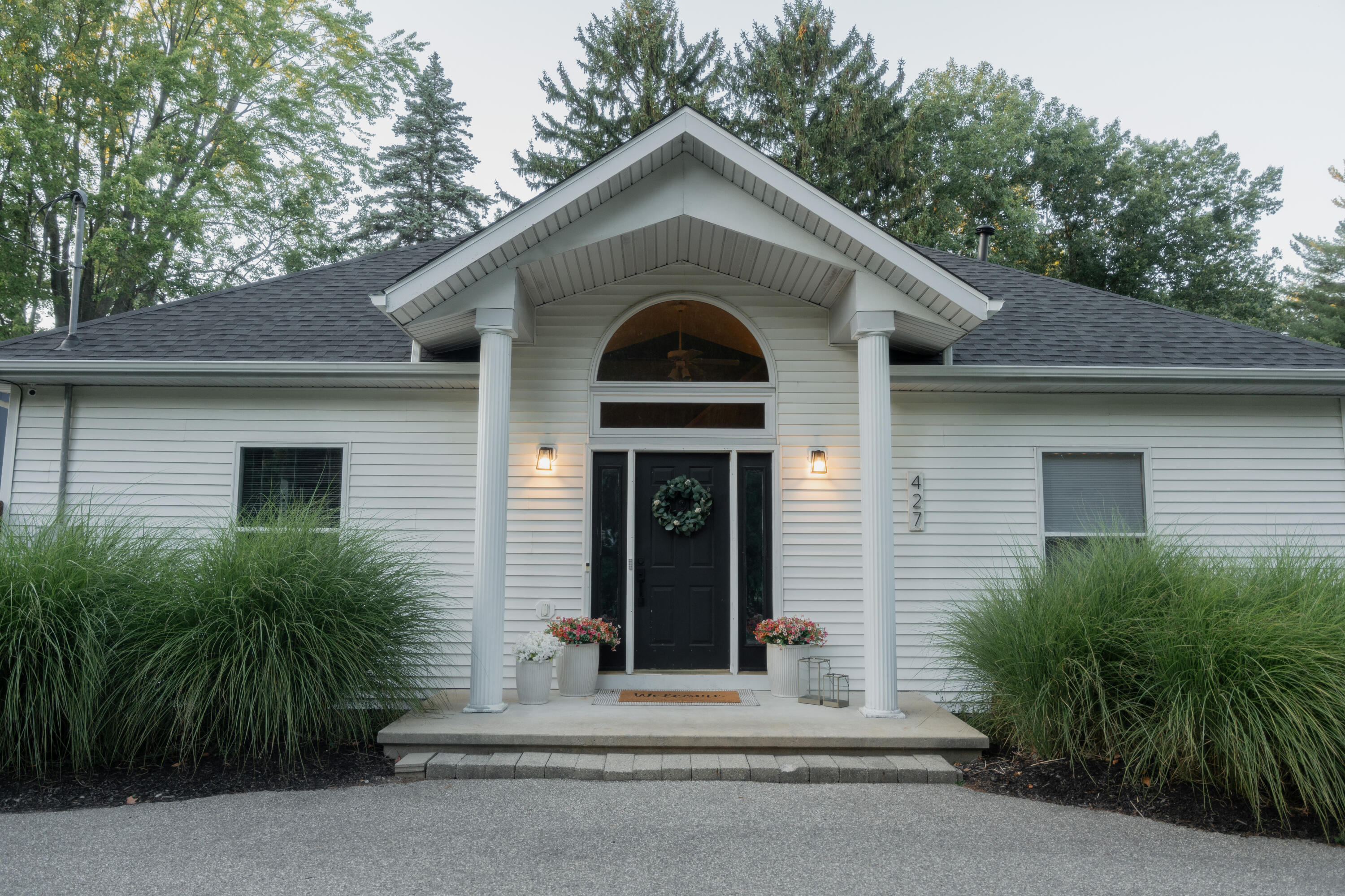 427 Lamoreaux Drive NW