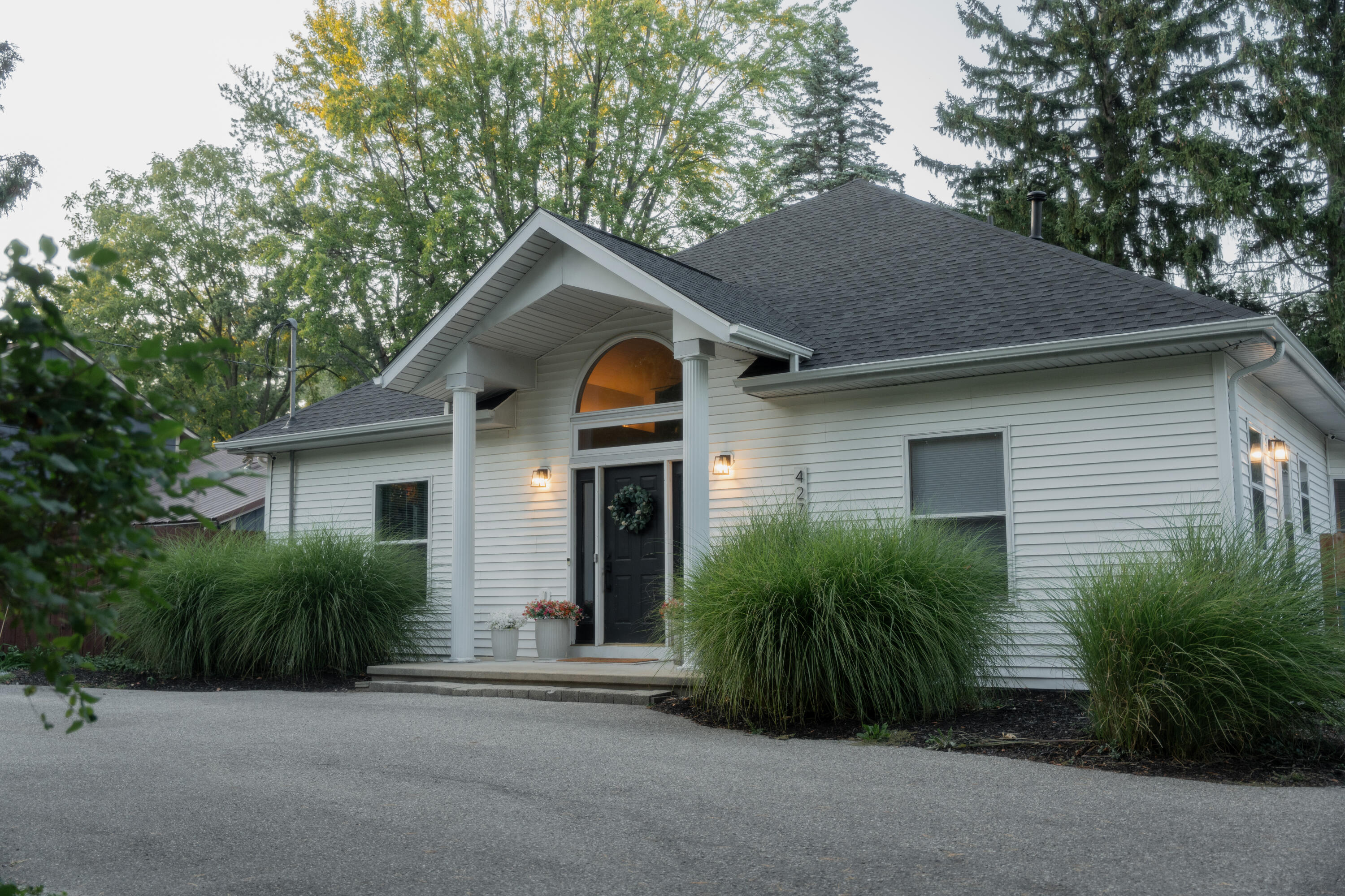 427 Lamoreaux Drive NW