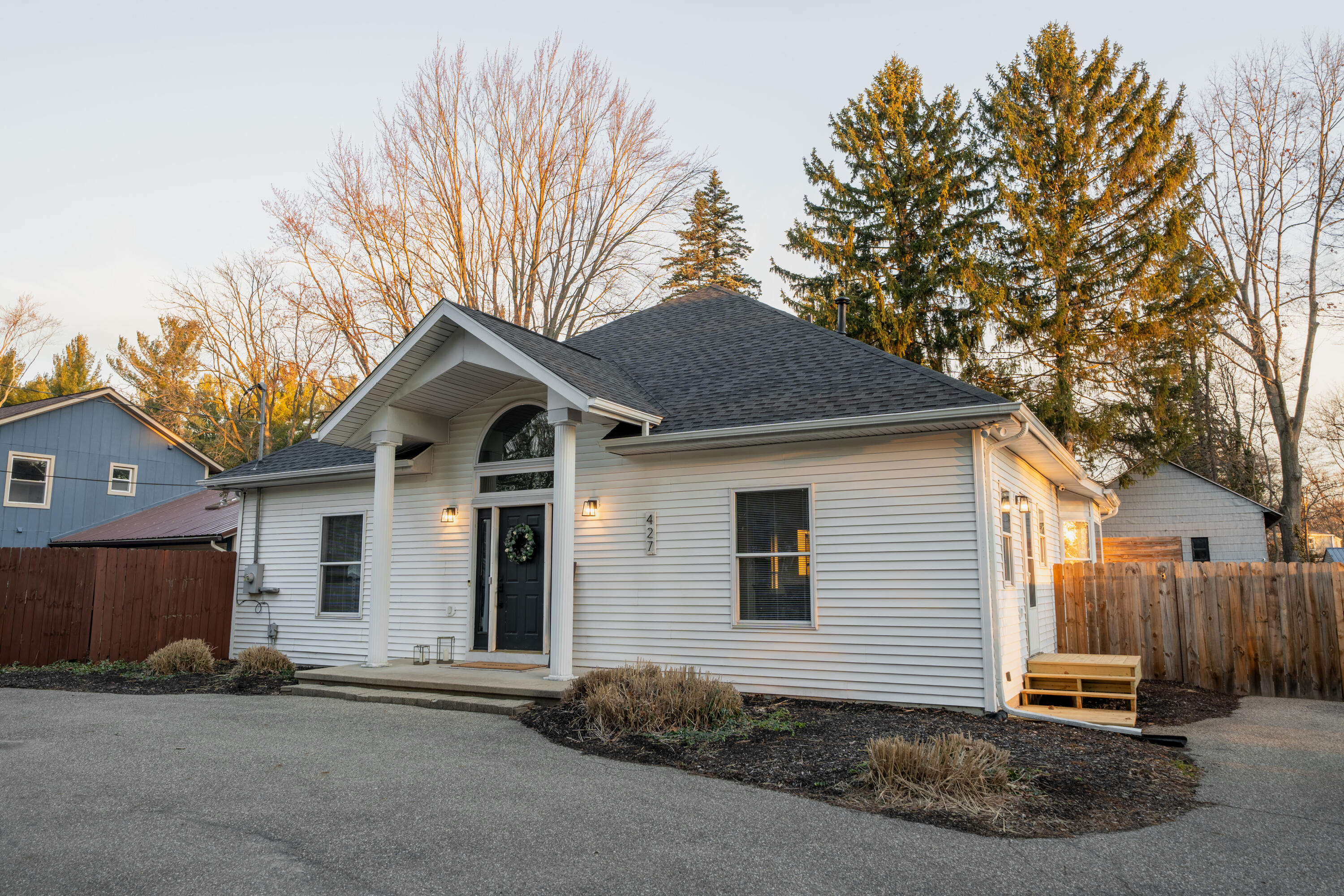 427 Lamoreaux Drive NW