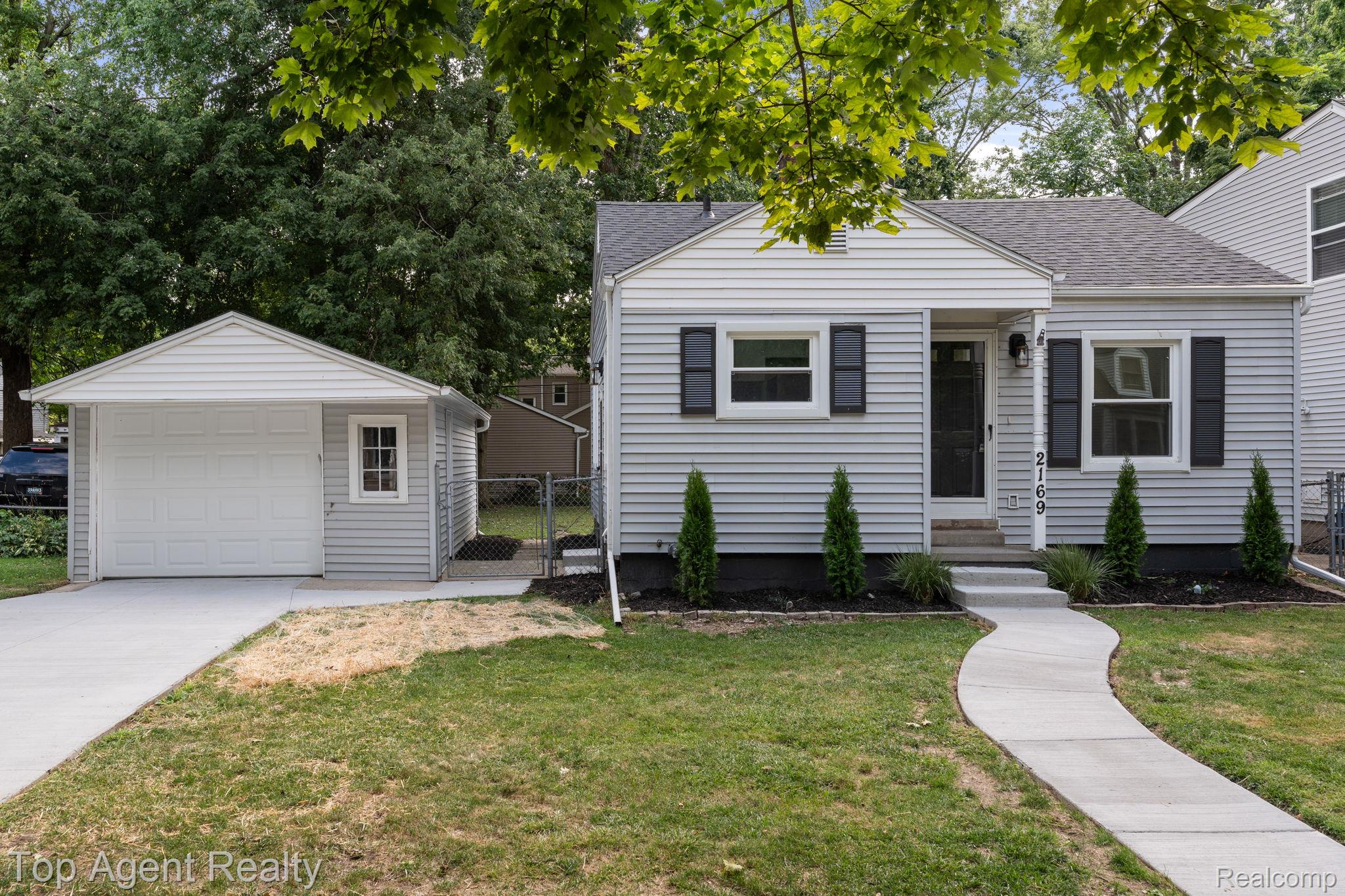 2169 Roslyn Road