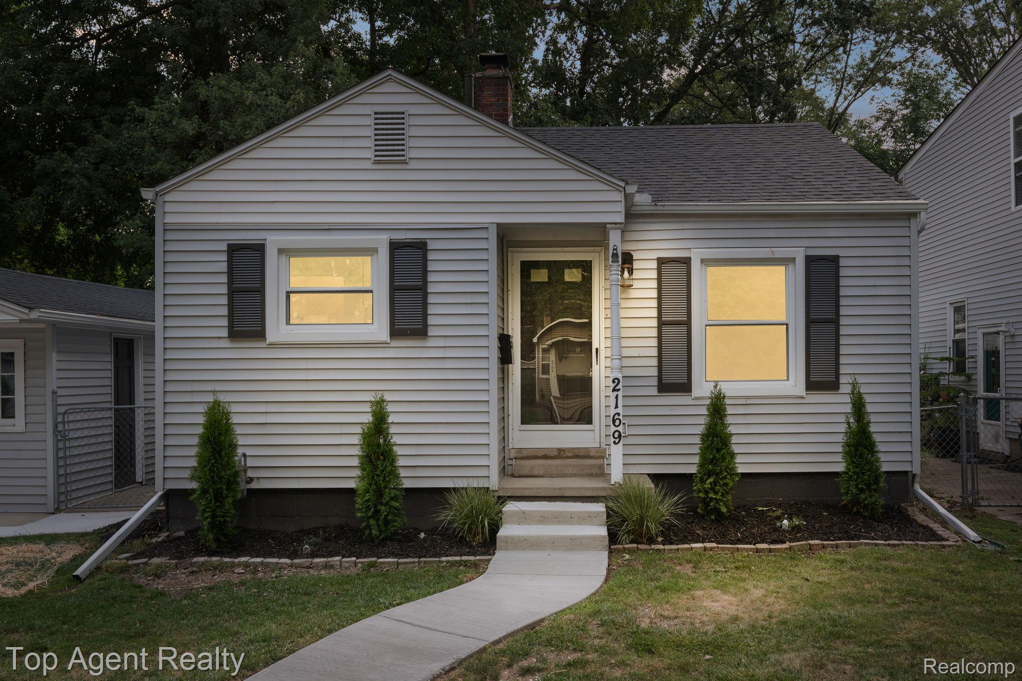 2169 Roslyn Road