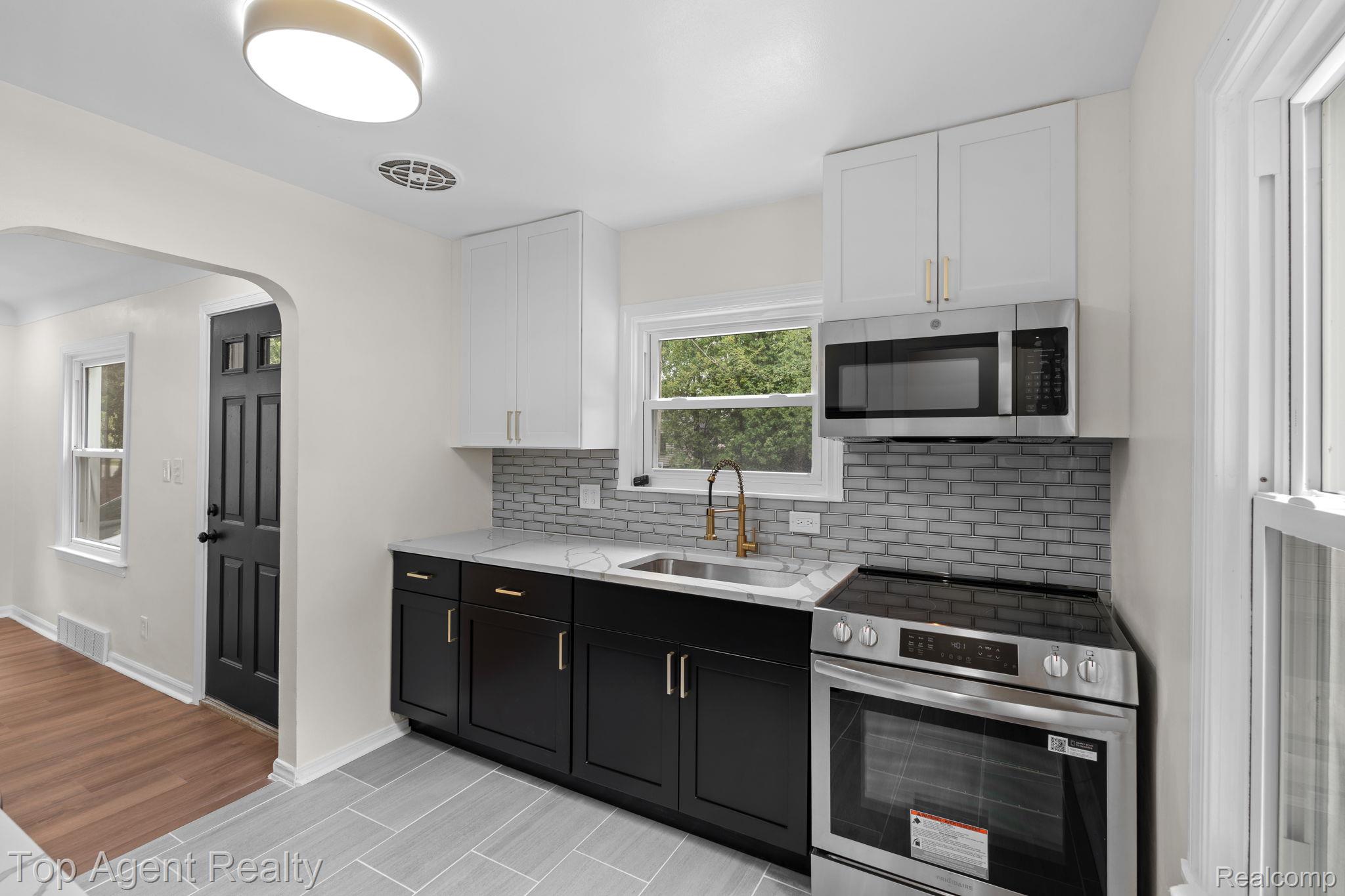 2169 Roslyn Road