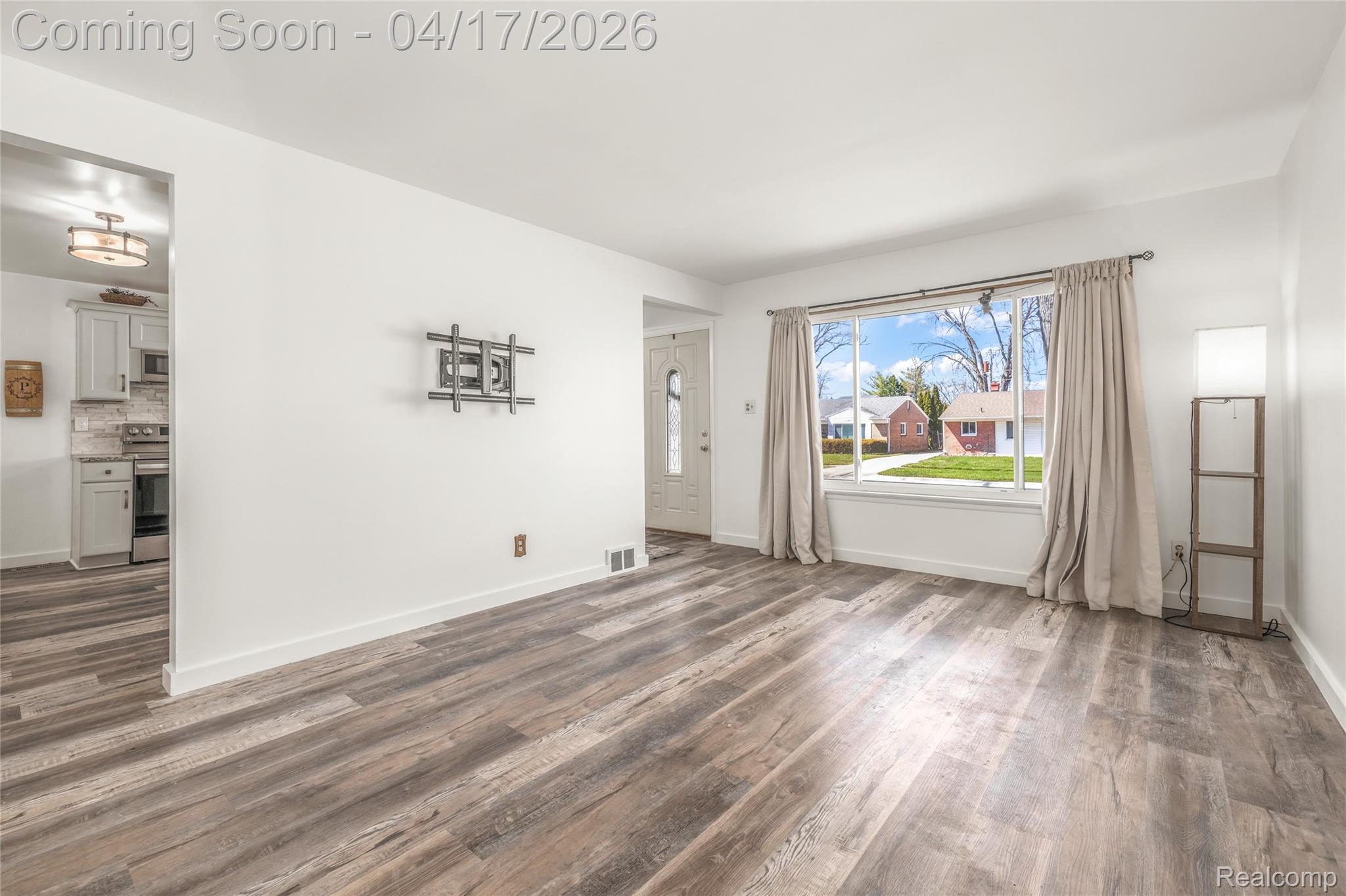 8138 Hillcrest Boulevard