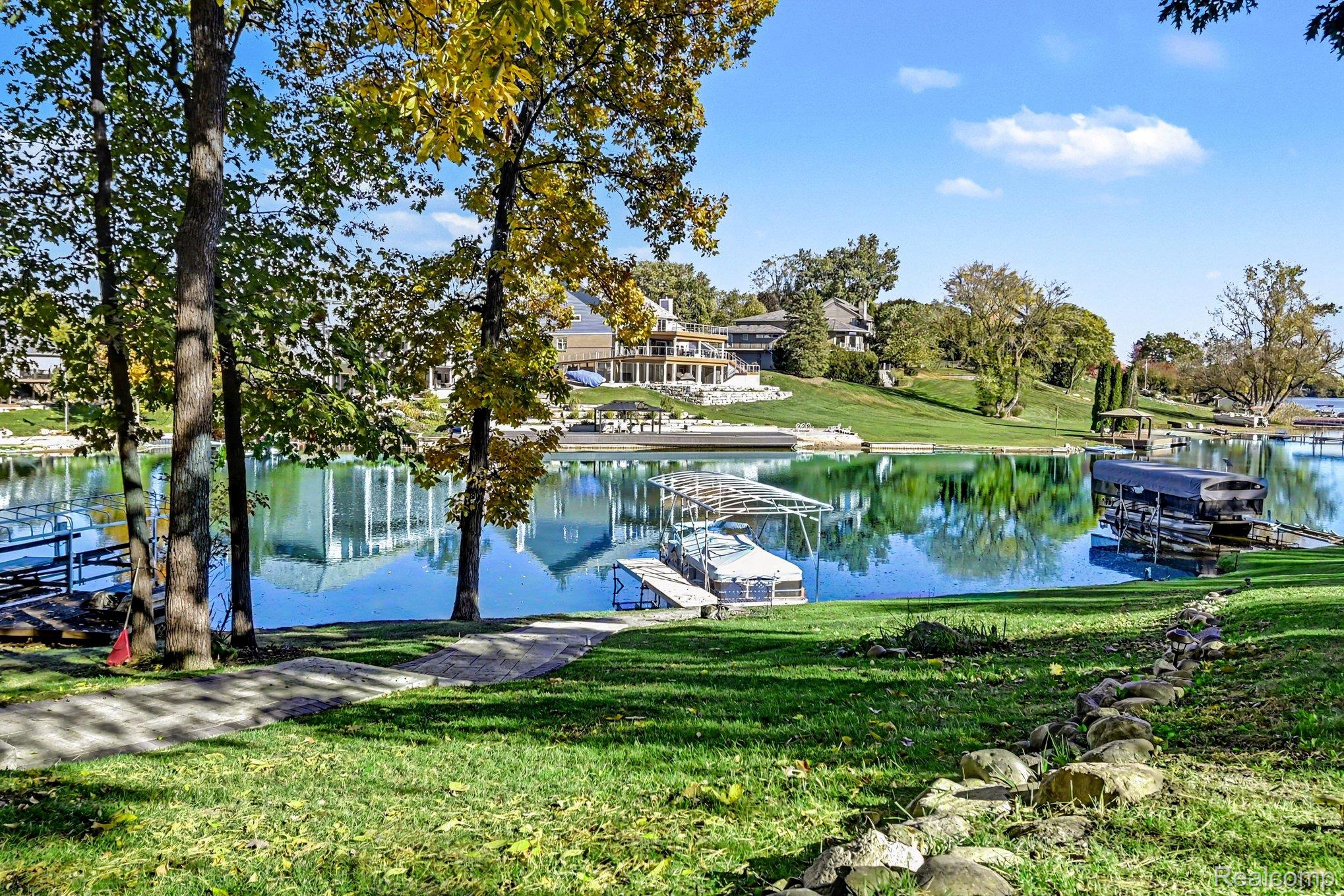 10685 Oxbow Lakeshore Drive