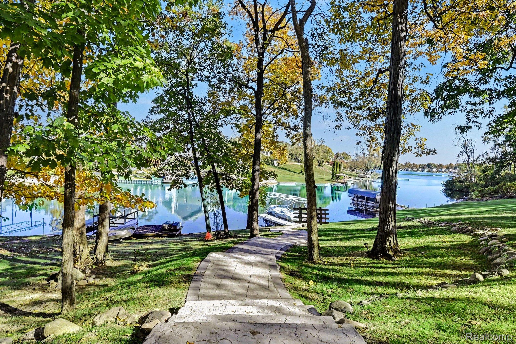 10685 Oxbow Lakeshore Drive