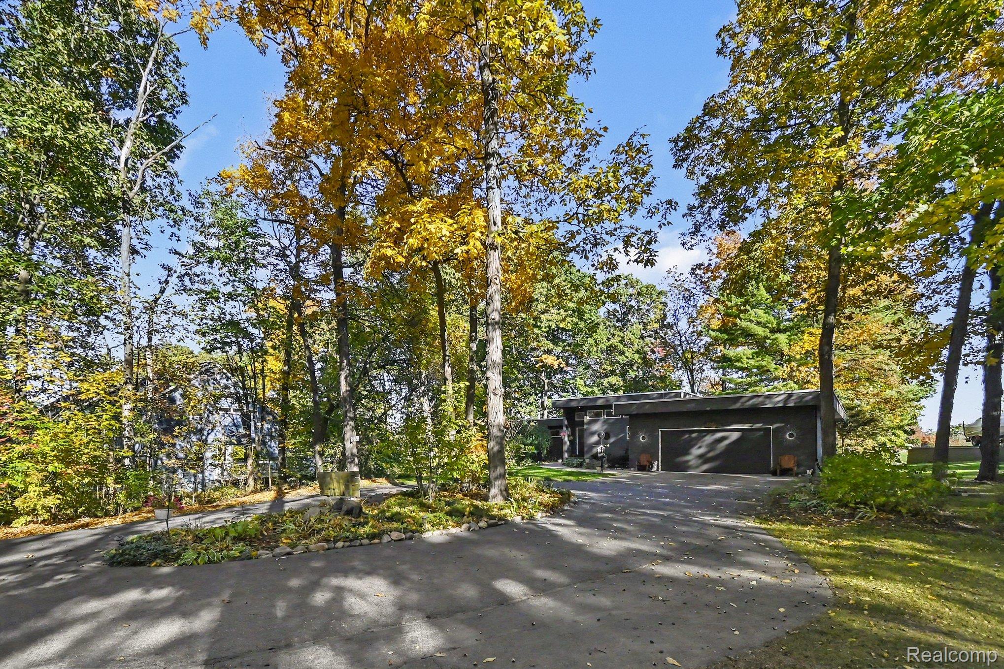 10685 Oxbow Lakeshore Drive