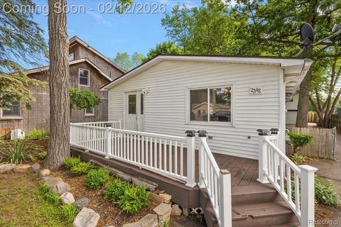 2342 Hartford Avenue Waterford Charter Township MI 48327