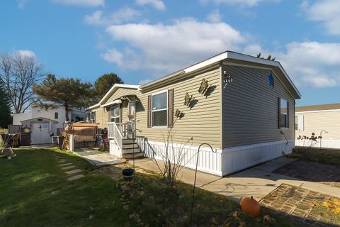 Photo of 330 Oak Ridge Street, Mason City, MI 48854 (MLS # 65025058369)