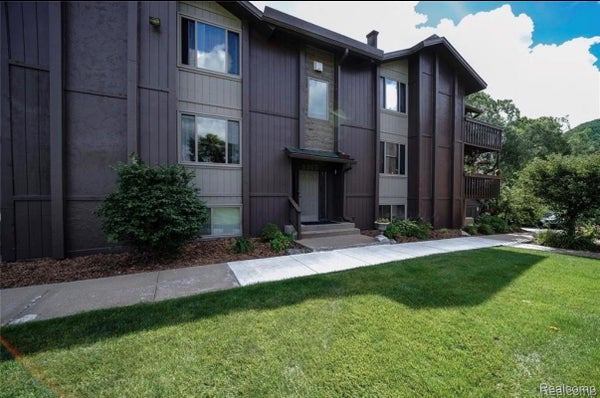 8365 PONTIAC LAKE RD APT 12, WHITE LAKE, MI 48386 - Image 50d6353dfe43862db5f0d3cf5fdaed38/687087006
