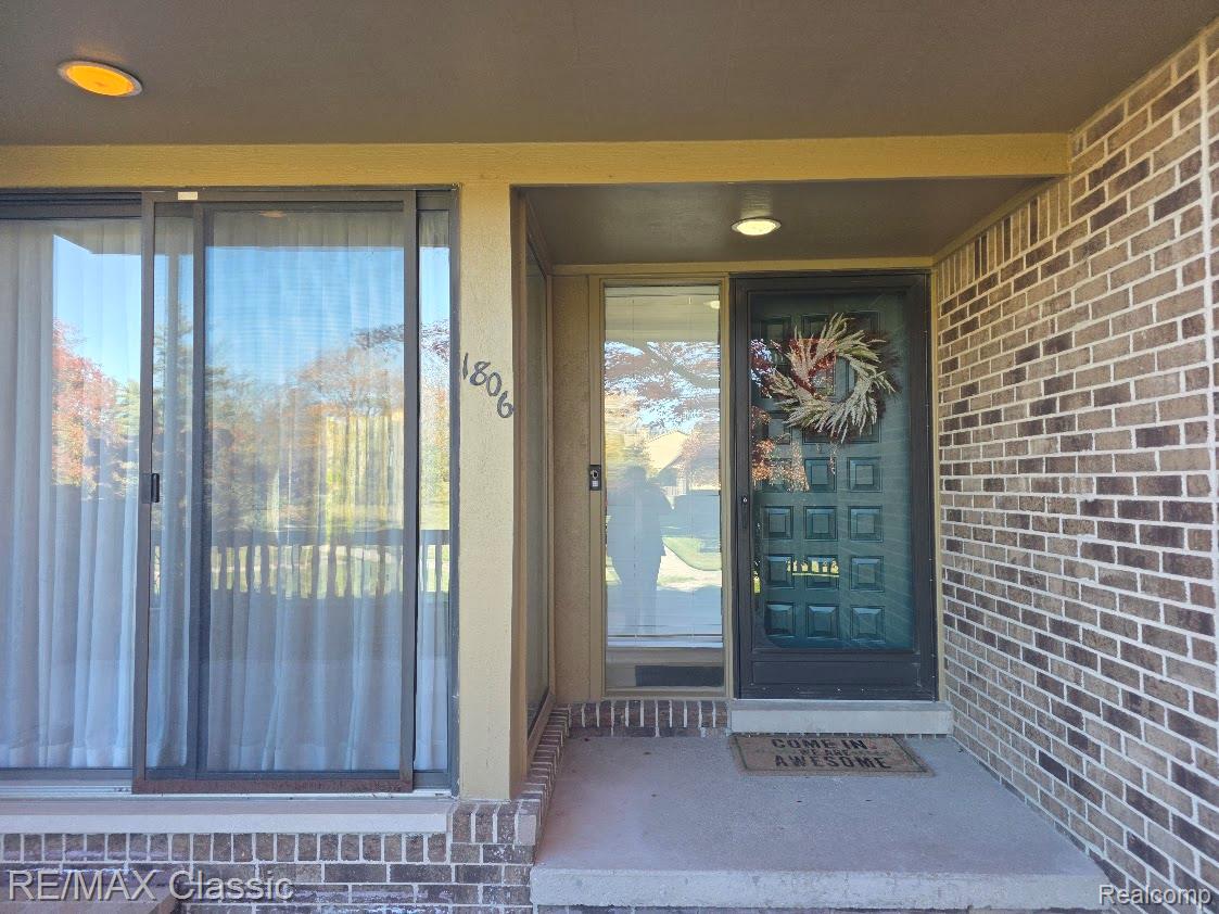 1806 S Hill Boulevard