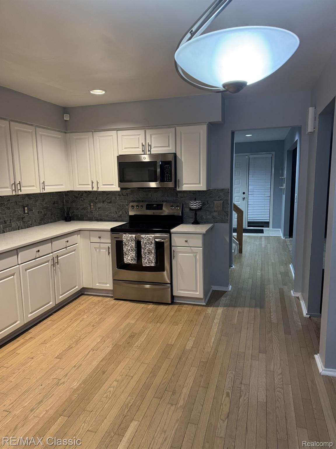 1806 S Hill Boulevard