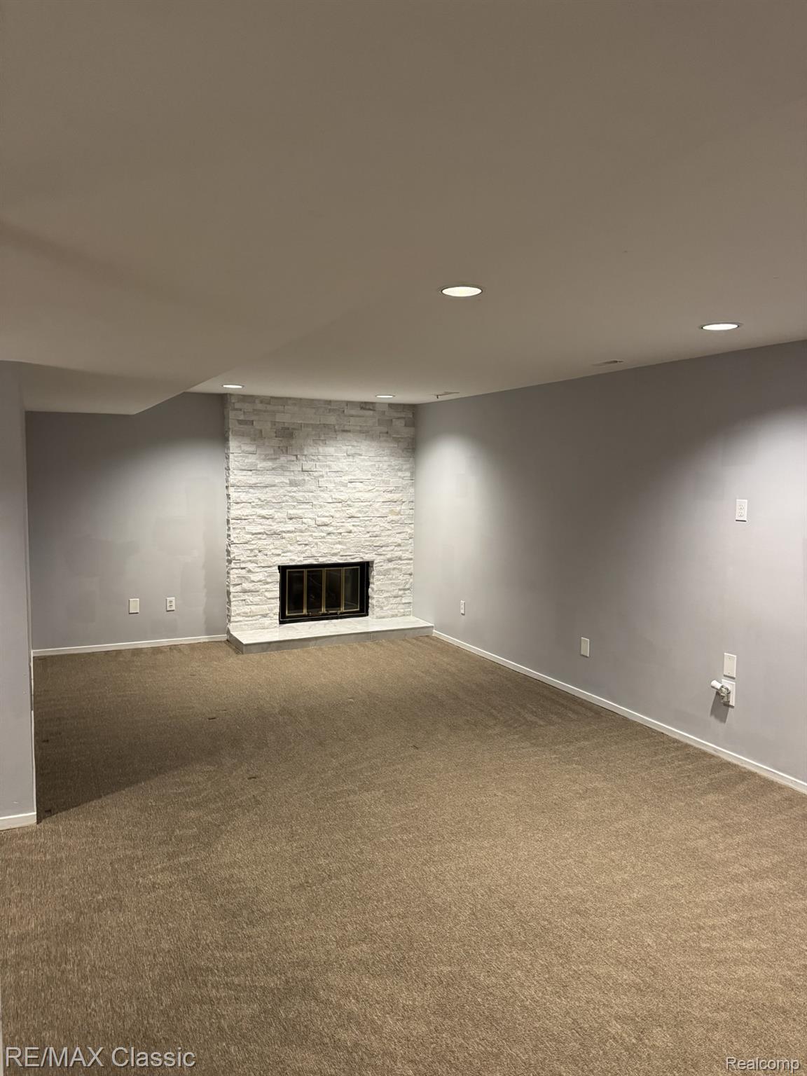 1806 S Hill Boulevard