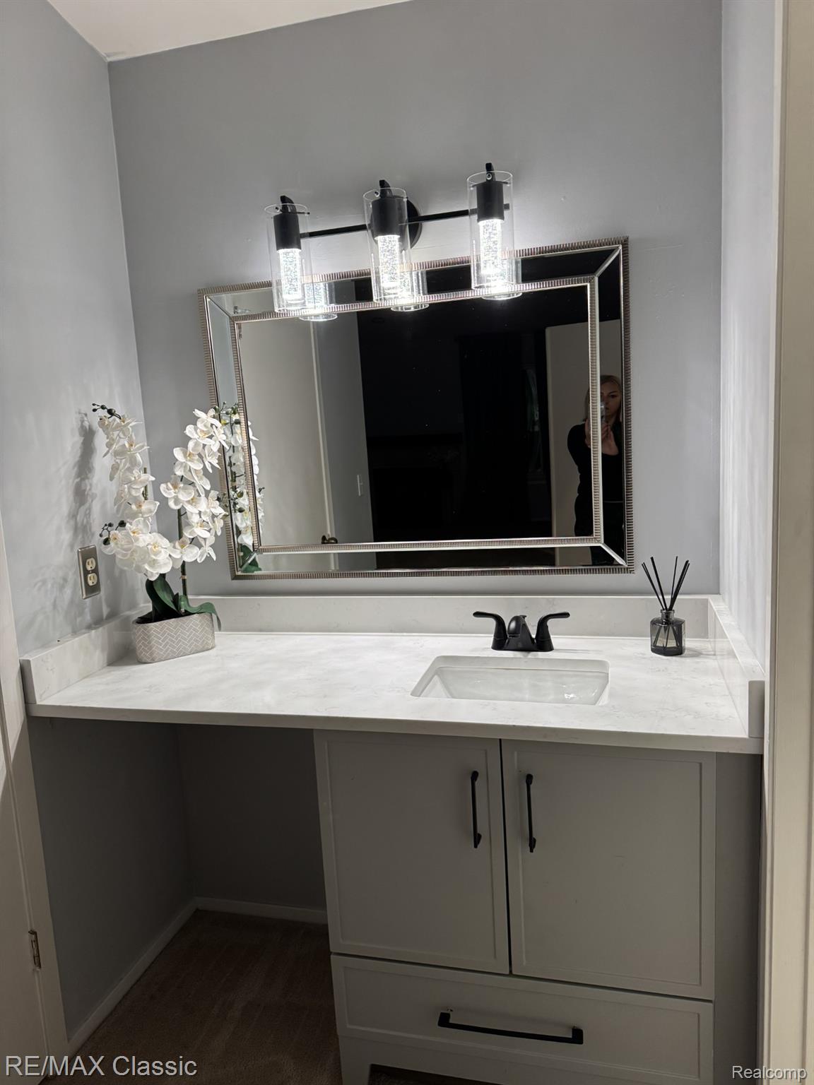 1806 S Hill Boulevard