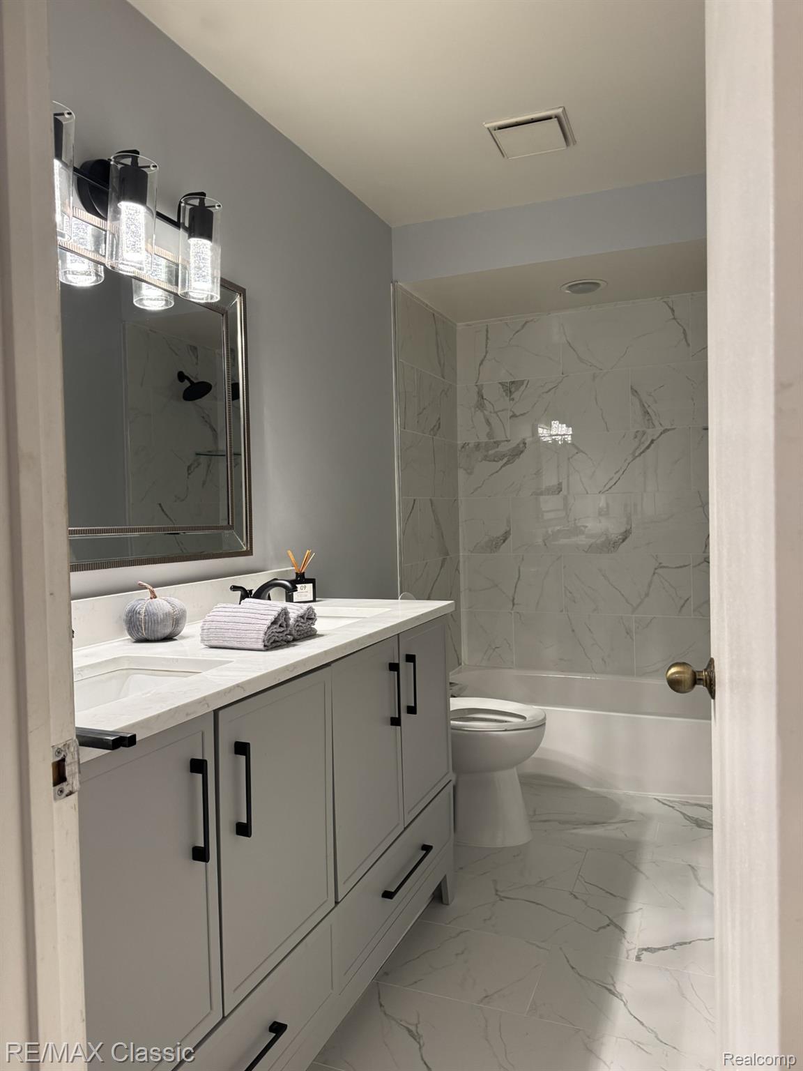 1806 S Hill Boulevard