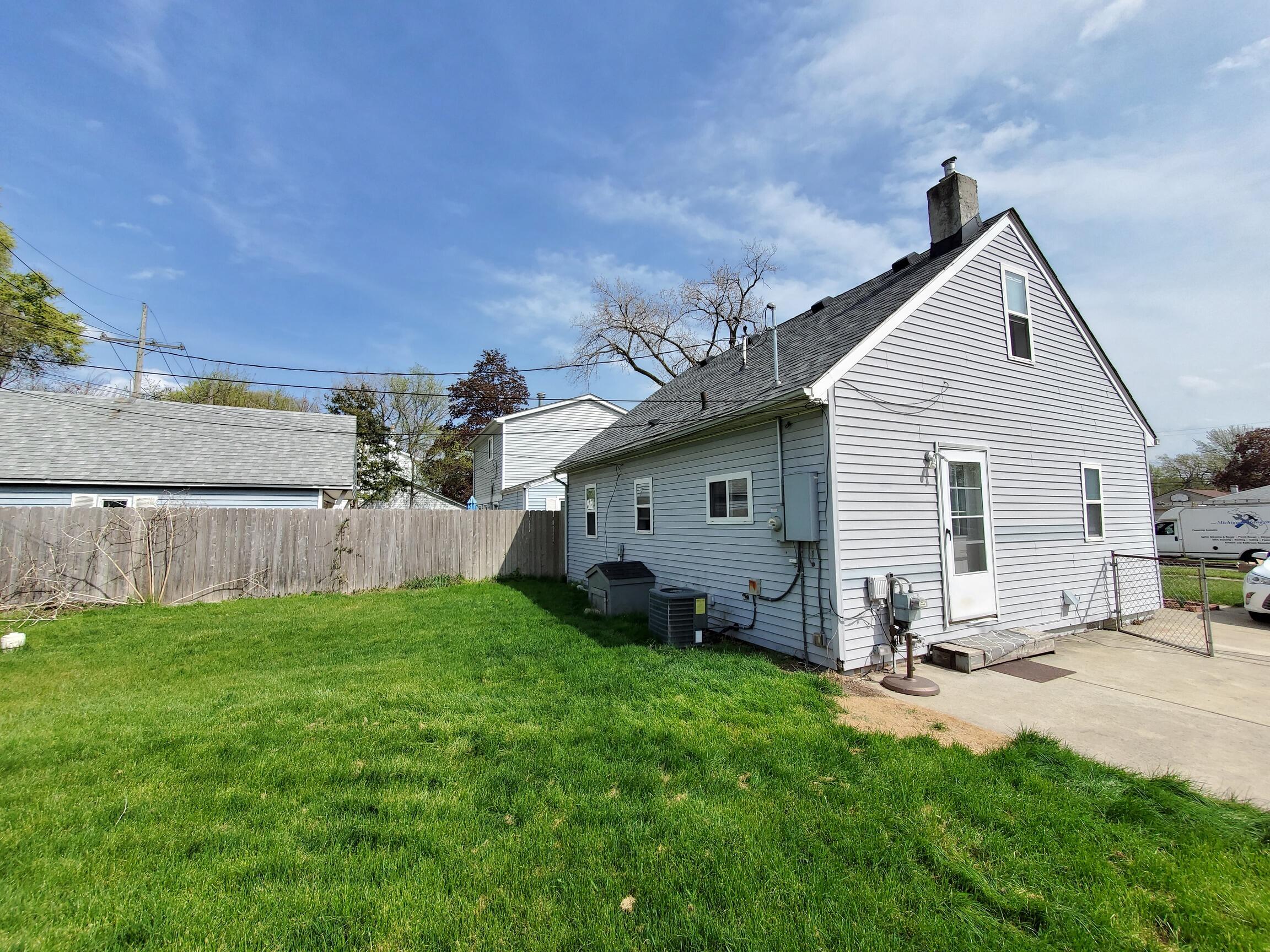 1251 E Kalama