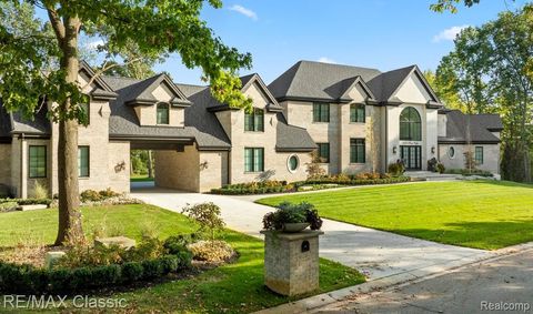 2866 Pine Bluffs Ct Highland Charter Township MI 48357