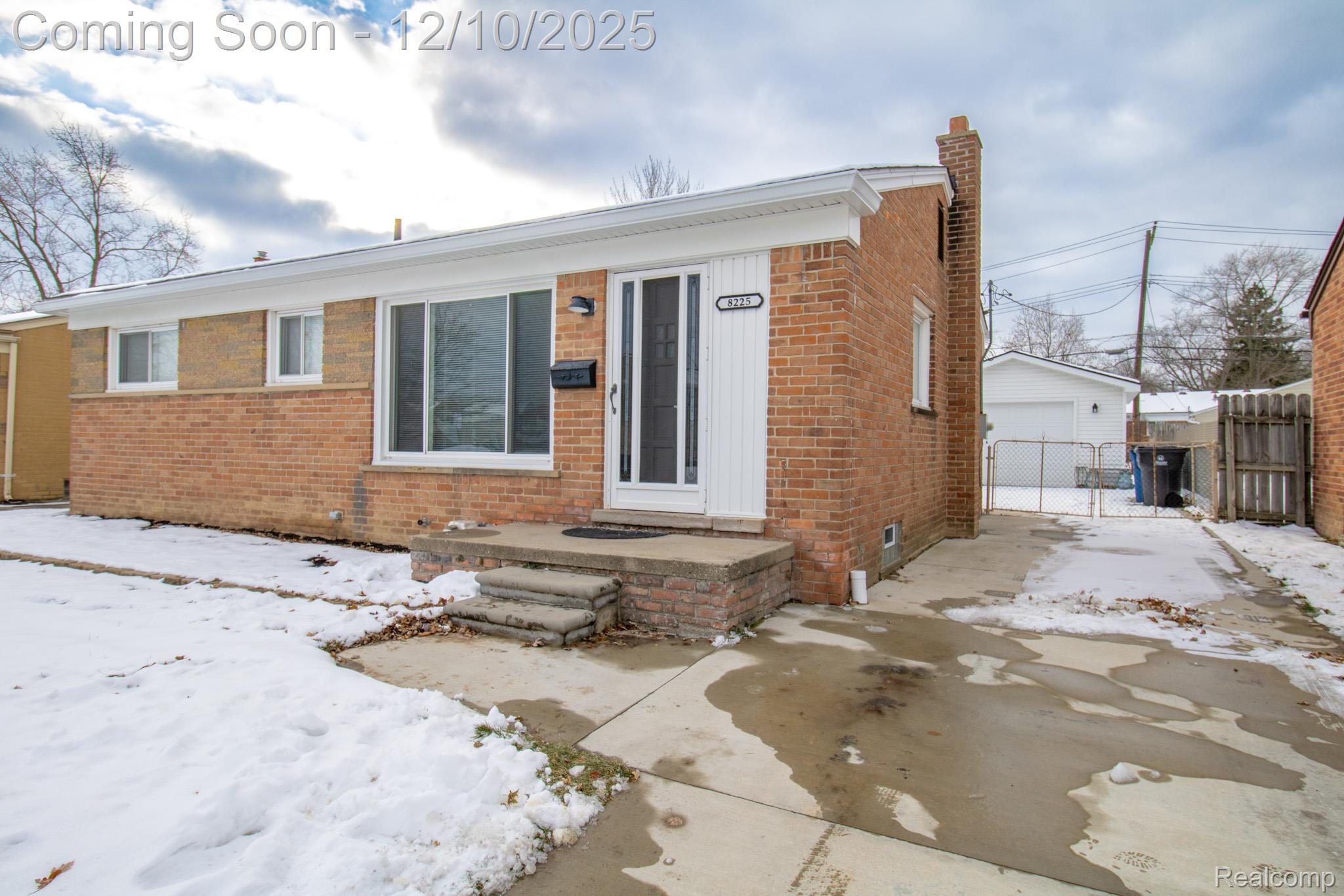 8225 N Hubbard Street