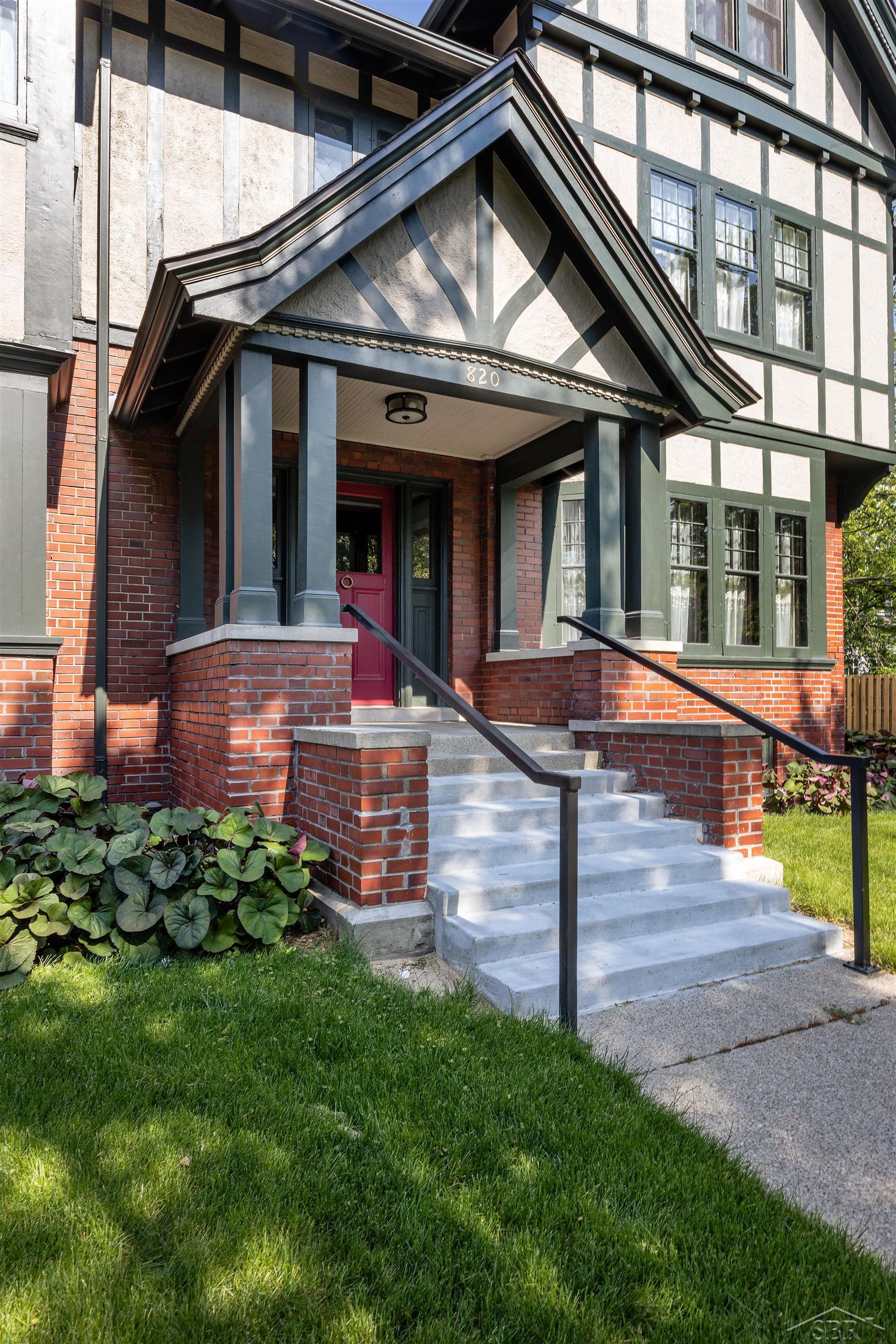 820 N Johnson