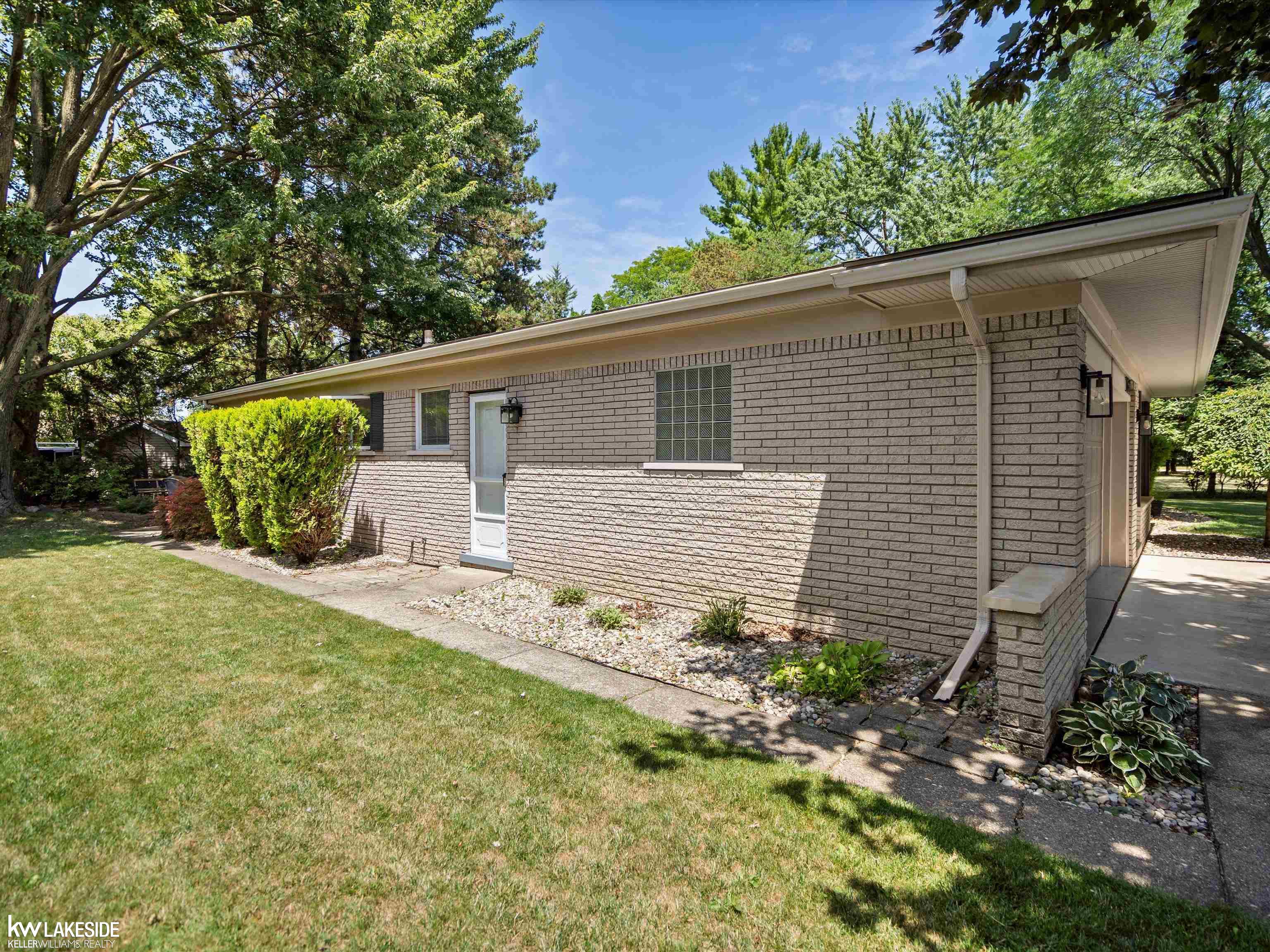 11585 CHICAGO Road