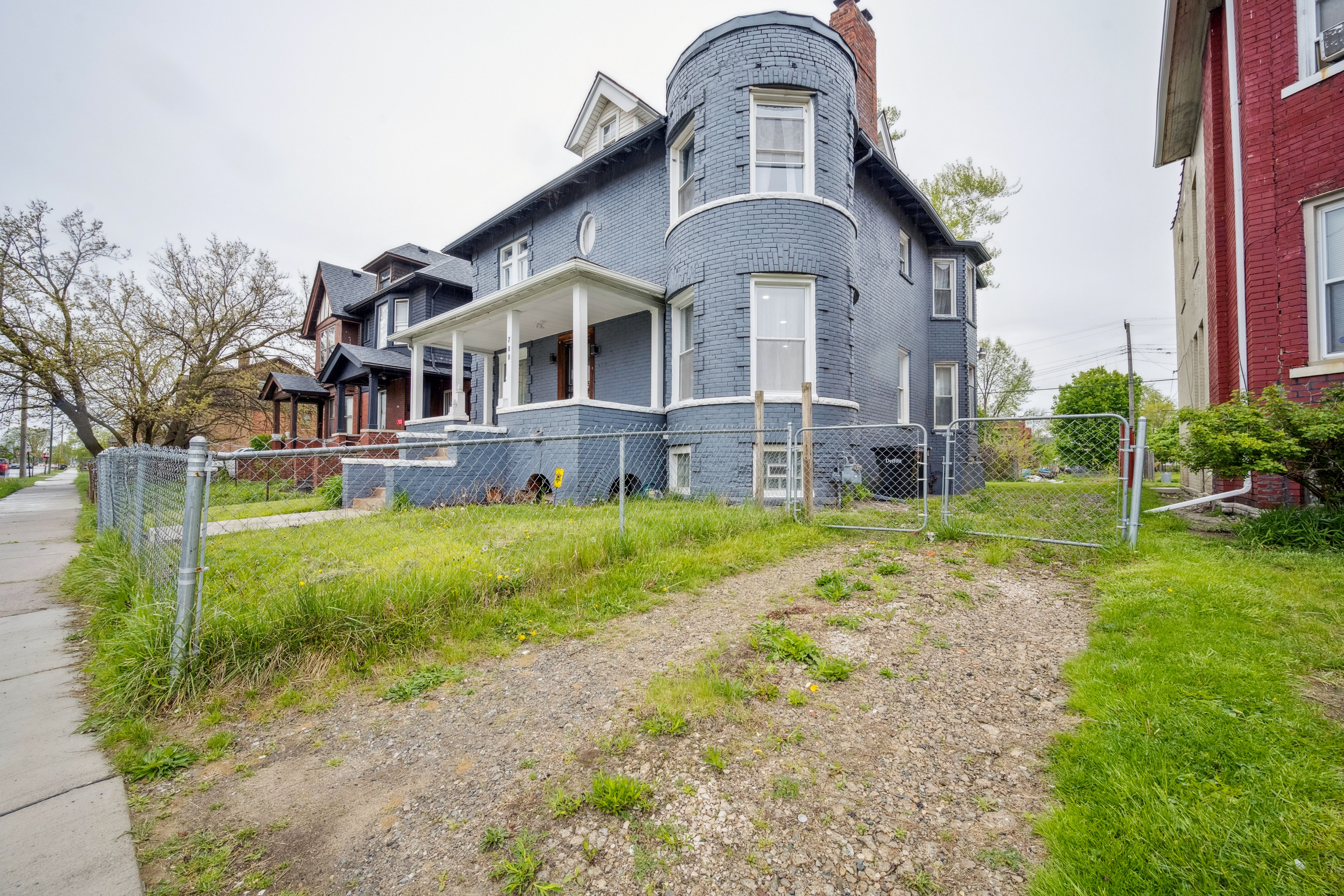 700 W EUCLID Street