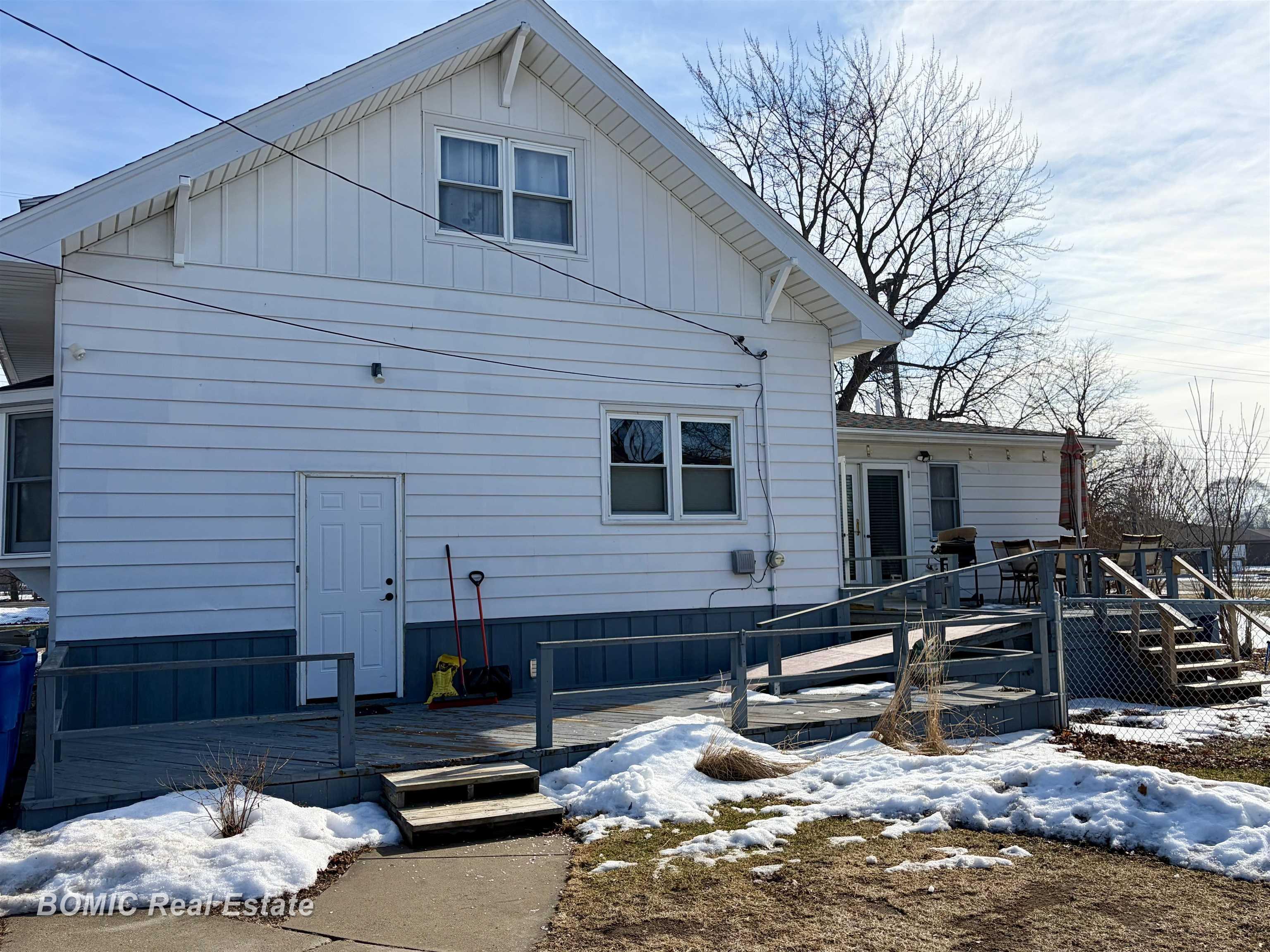 906 Mulholland Street