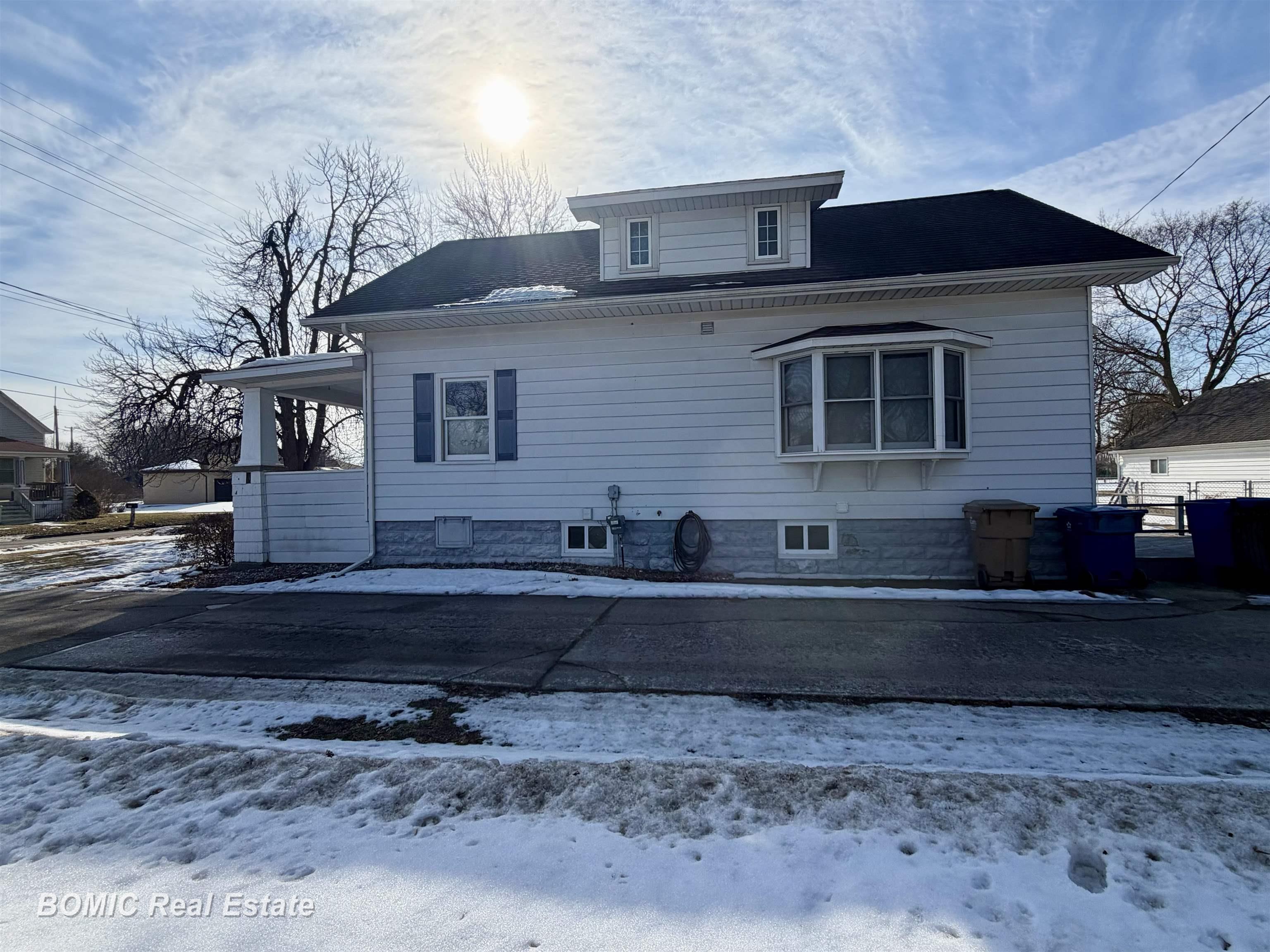 906 Mulholland Street