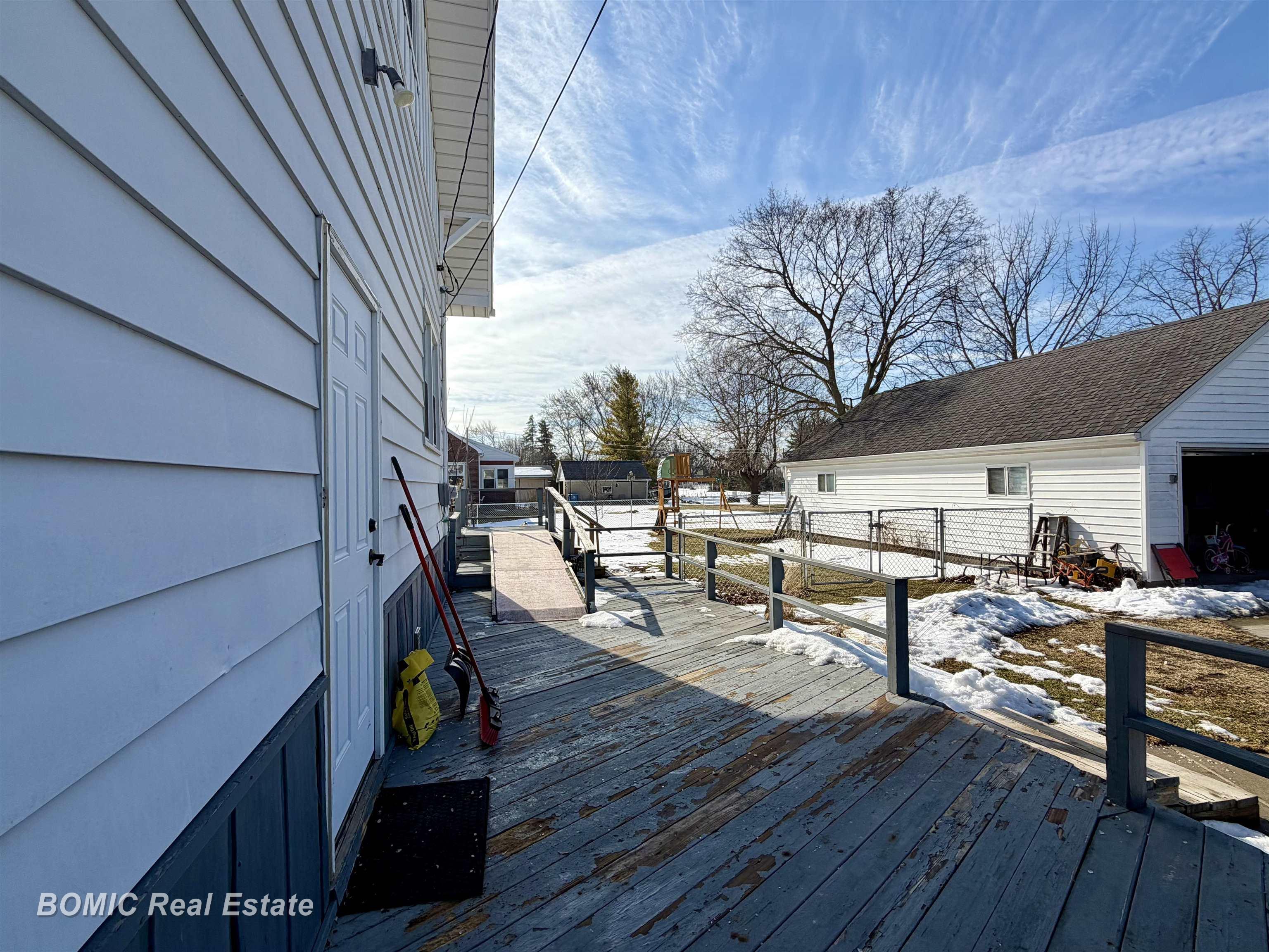 906 Mulholland Street