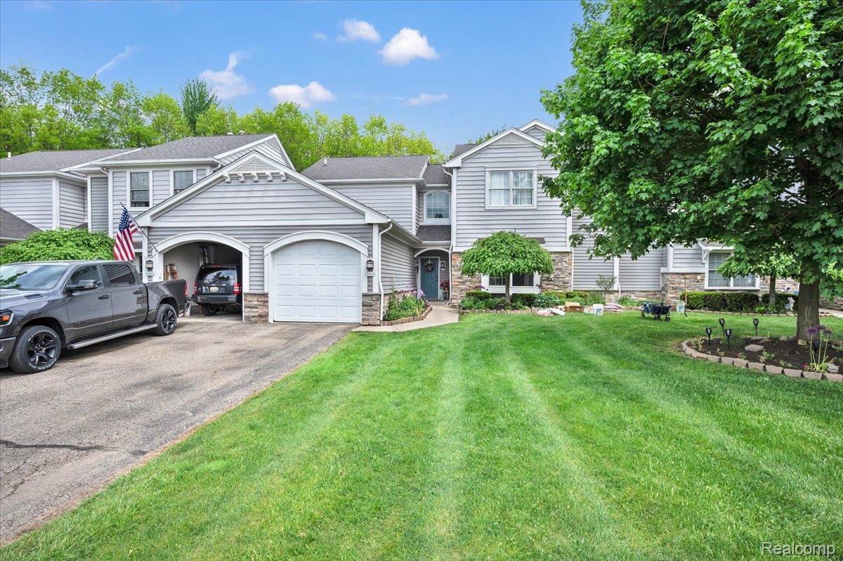 2142 Carriage Hill Circle