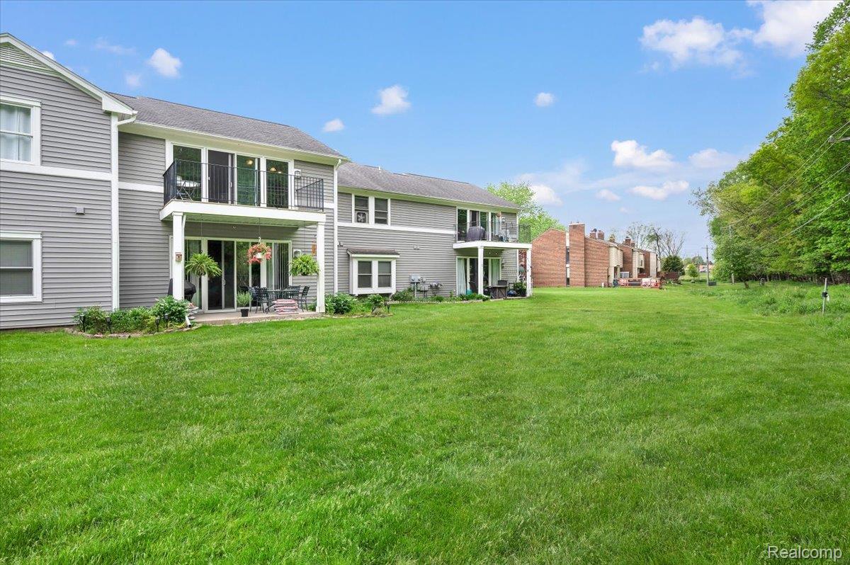 2142 Carriage Hill Circle
