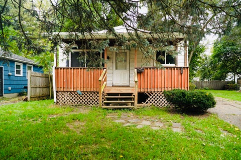 Photo of 226 E Lakeview Road, Flint City, MI 48503 (MLS # 5050224719)