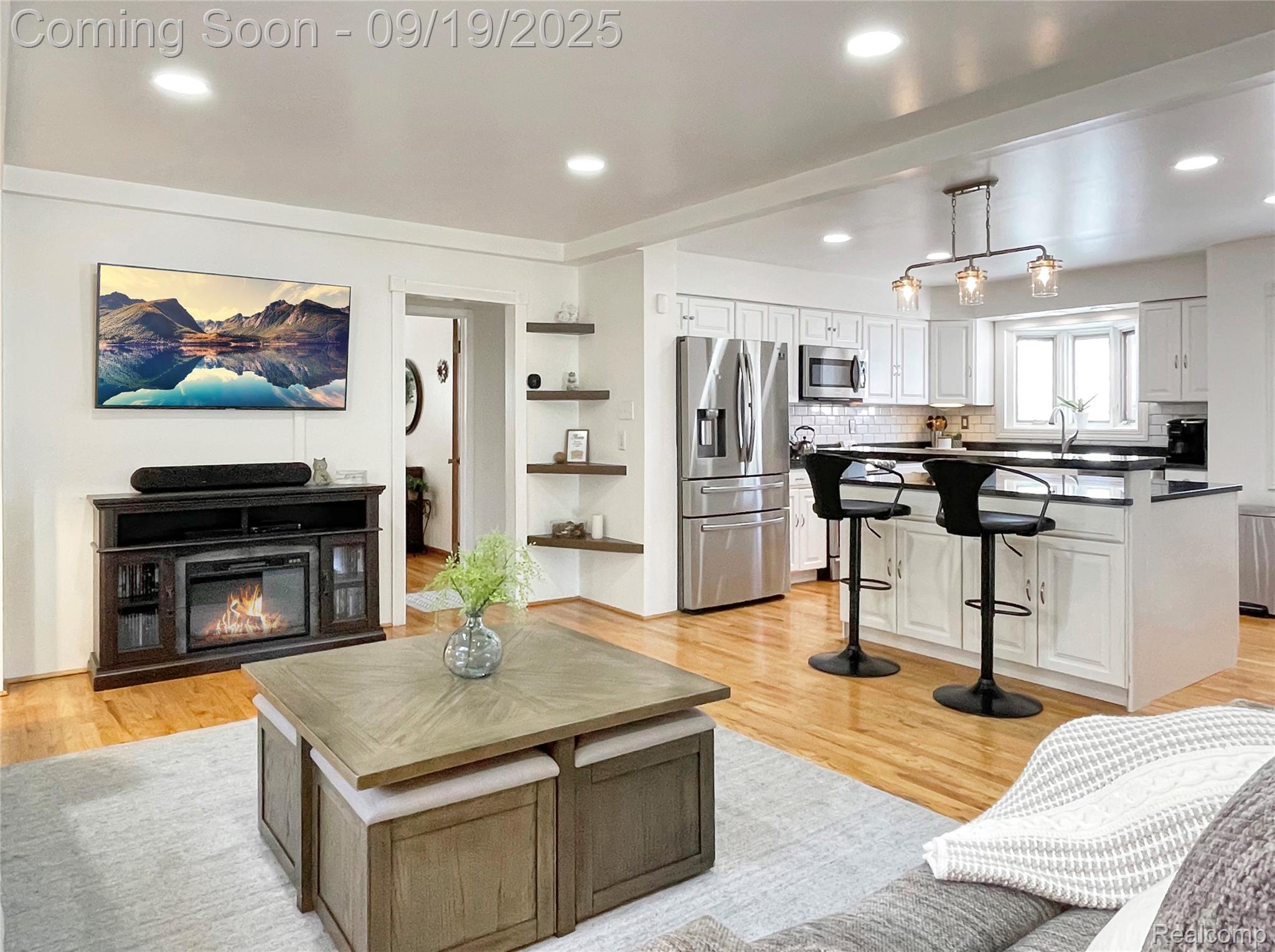 St Clair Shores City, Michigan 48081, United States, 3 Bedrooms Bedrooms, ,3 BathroomsBathrooms,Residential,Pending,211392