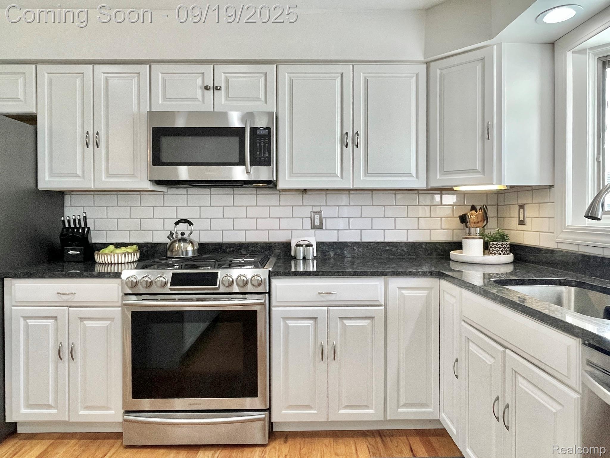 St Clair Shores City, Michigan 48081, United States, 3 Bedrooms Bedrooms, ,3 BathroomsBathrooms,Residential,Pending,211392