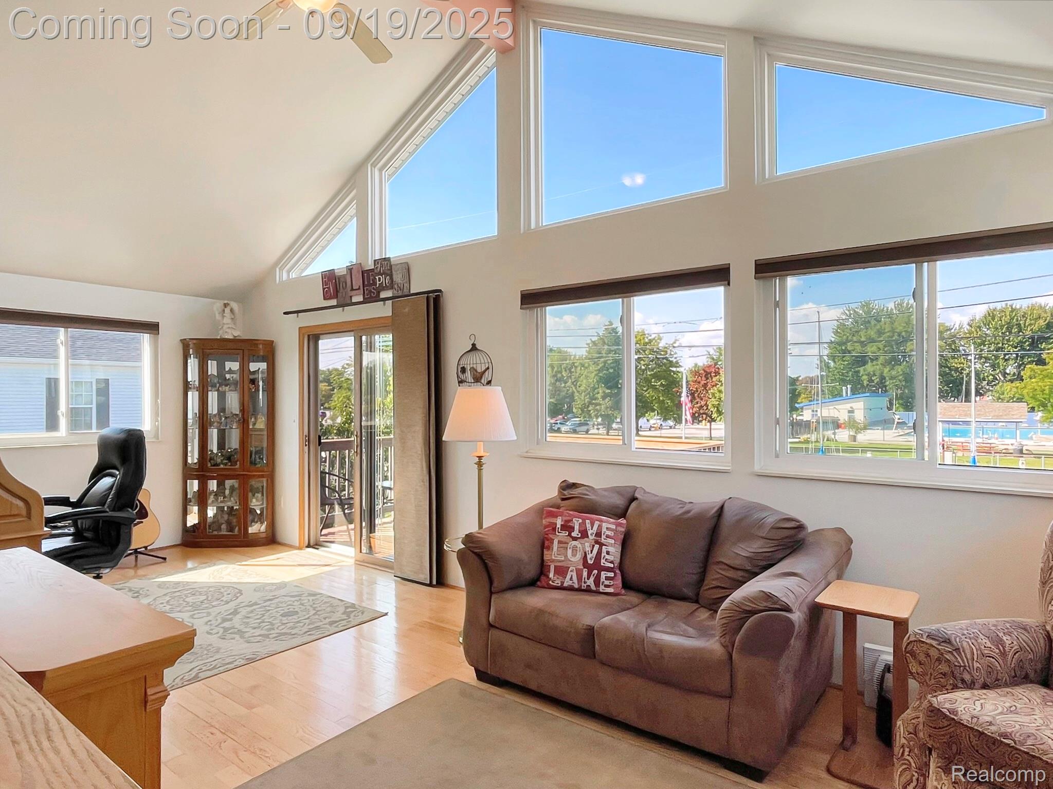 St Clair Shores City, Michigan 48081, United States, 3 Bedrooms Bedrooms, ,3 BathroomsBathrooms,Residential,Pending,211392