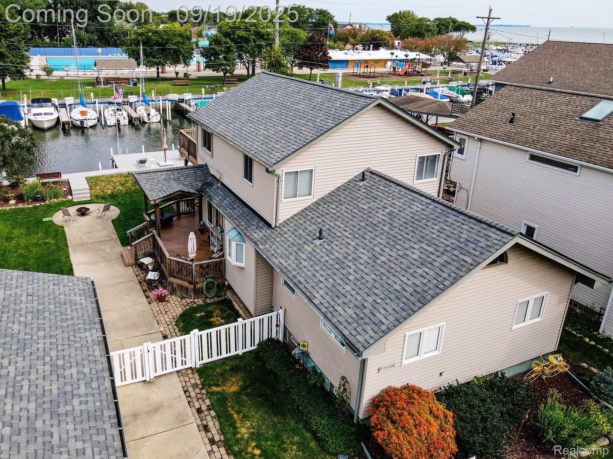 St Clair Shores City, Michigan 48081, United States, 3 Bedrooms Bedrooms, ,3 BathroomsBathrooms,Residential,Pending,211392