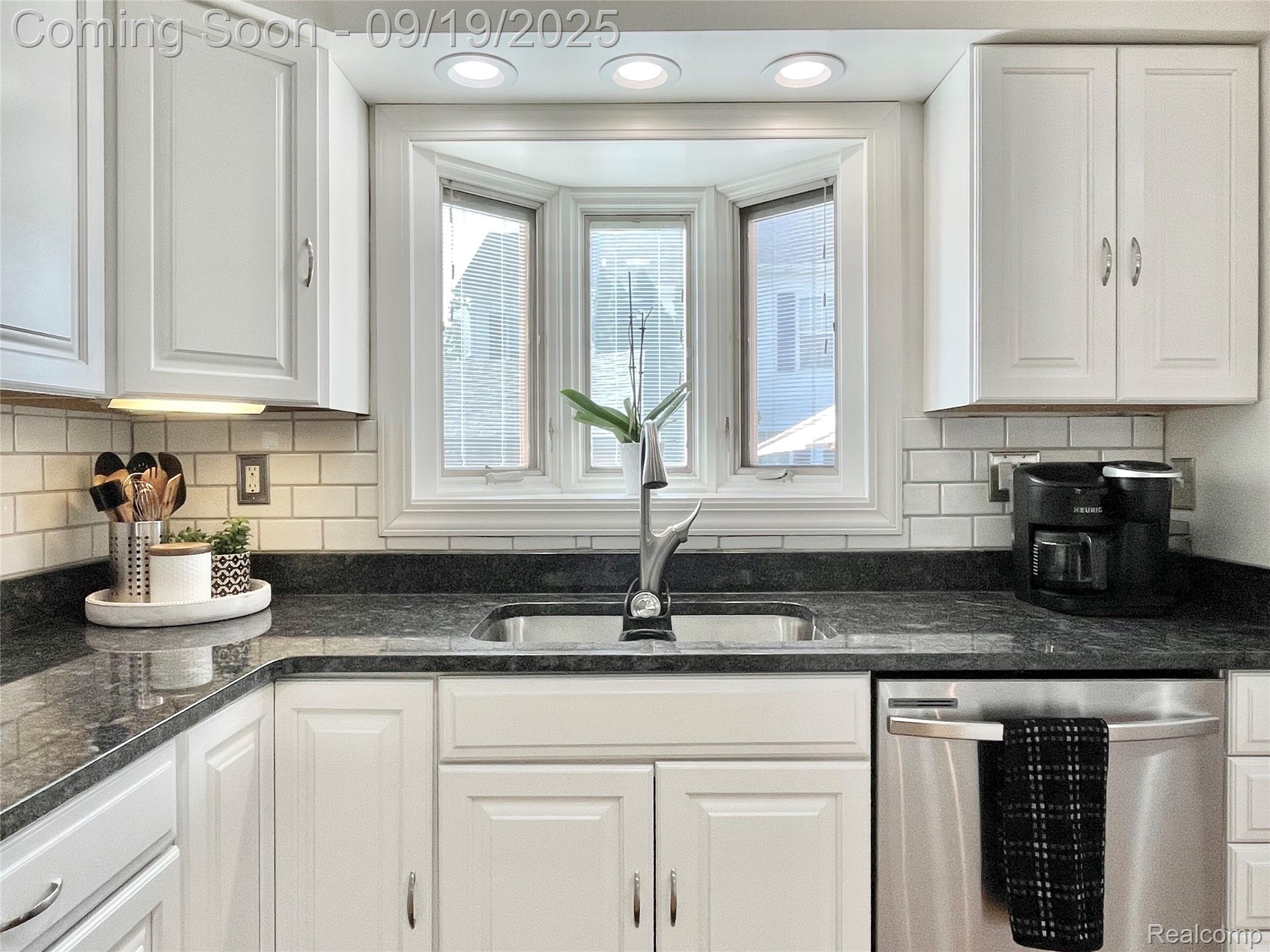 St Clair Shores City, Michigan 48081, United States, 3 Bedrooms Bedrooms, ,3 BathroomsBathrooms,Residential,Pending,211392