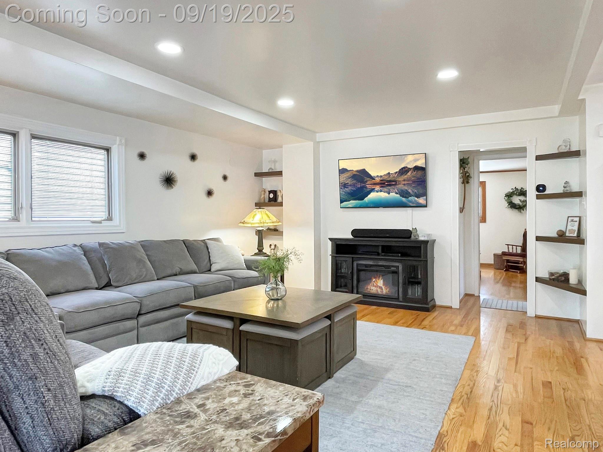 St Clair Shores City, Michigan 48081, United States, 3 Bedrooms Bedrooms, ,3 BathroomsBathrooms,Residential,Pending,211392