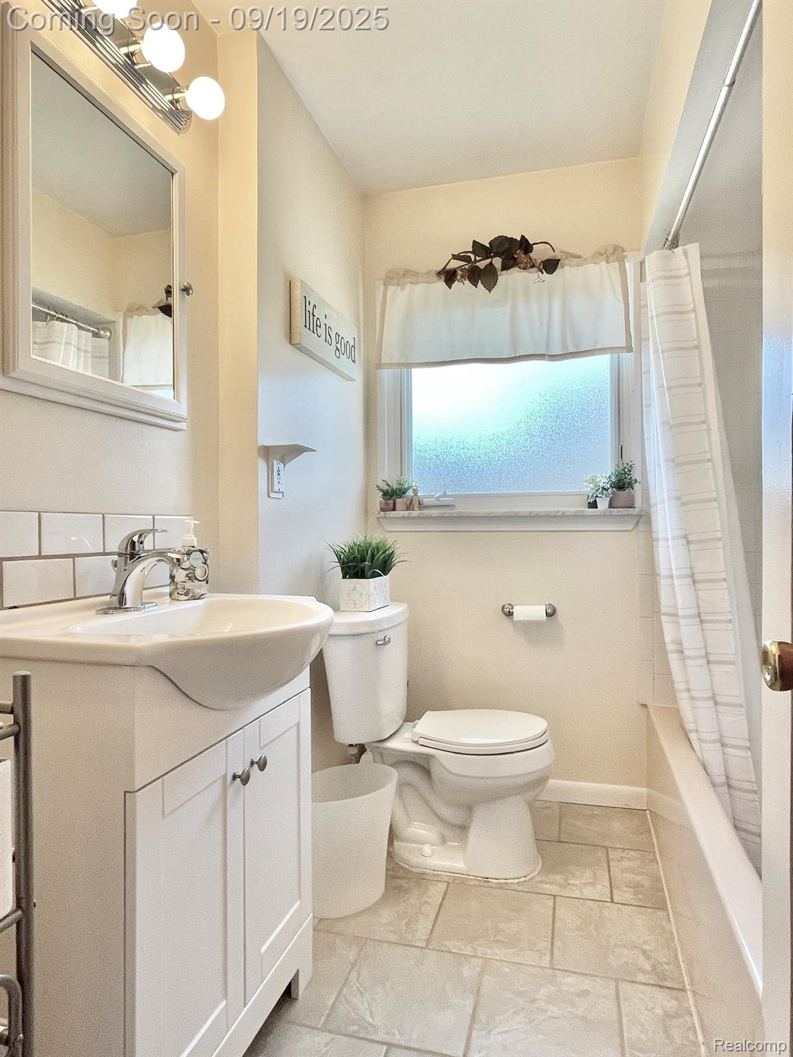 St Clair Shores City, Michigan 48081, United States, 3 Bedrooms Bedrooms, ,3 BathroomsBathrooms,Residential,Pending,211392