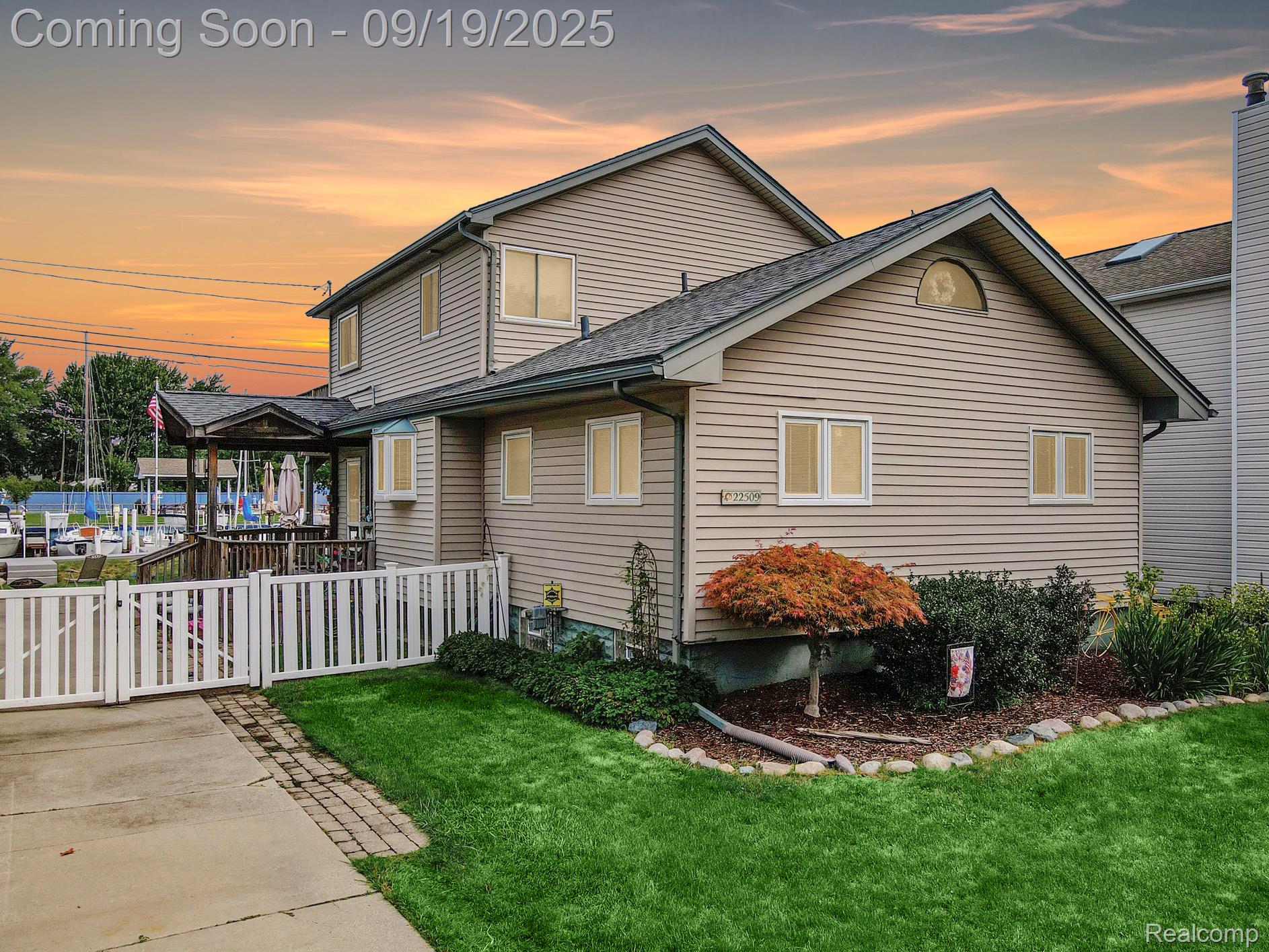 St Clair Shores City, Michigan 48081, United States, 3 Bedrooms Bedrooms, ,3 BathroomsBathrooms,Residential,Pending,211392